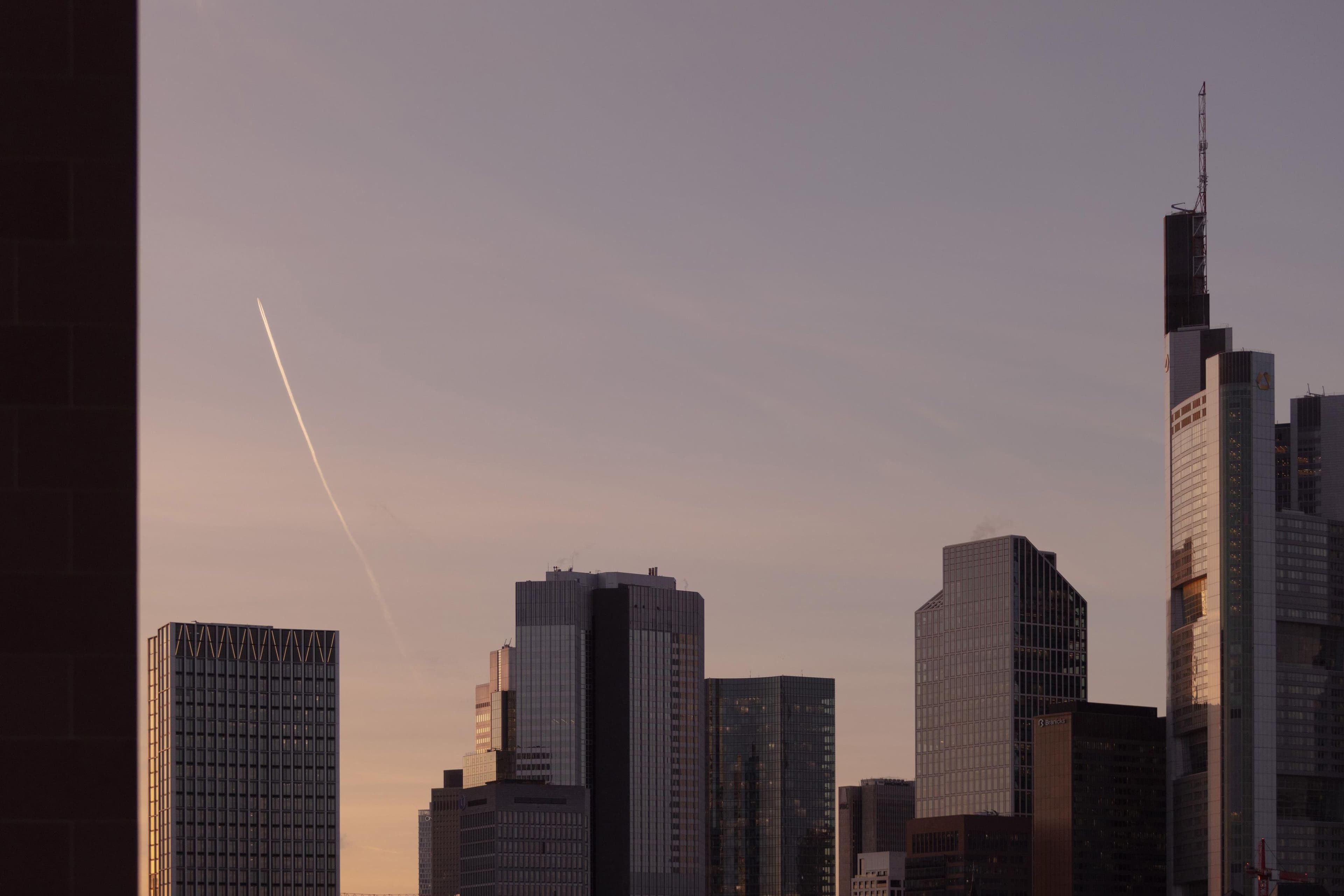 Die Spitzen der Frankfurter Hochhäuser im Abendlicht