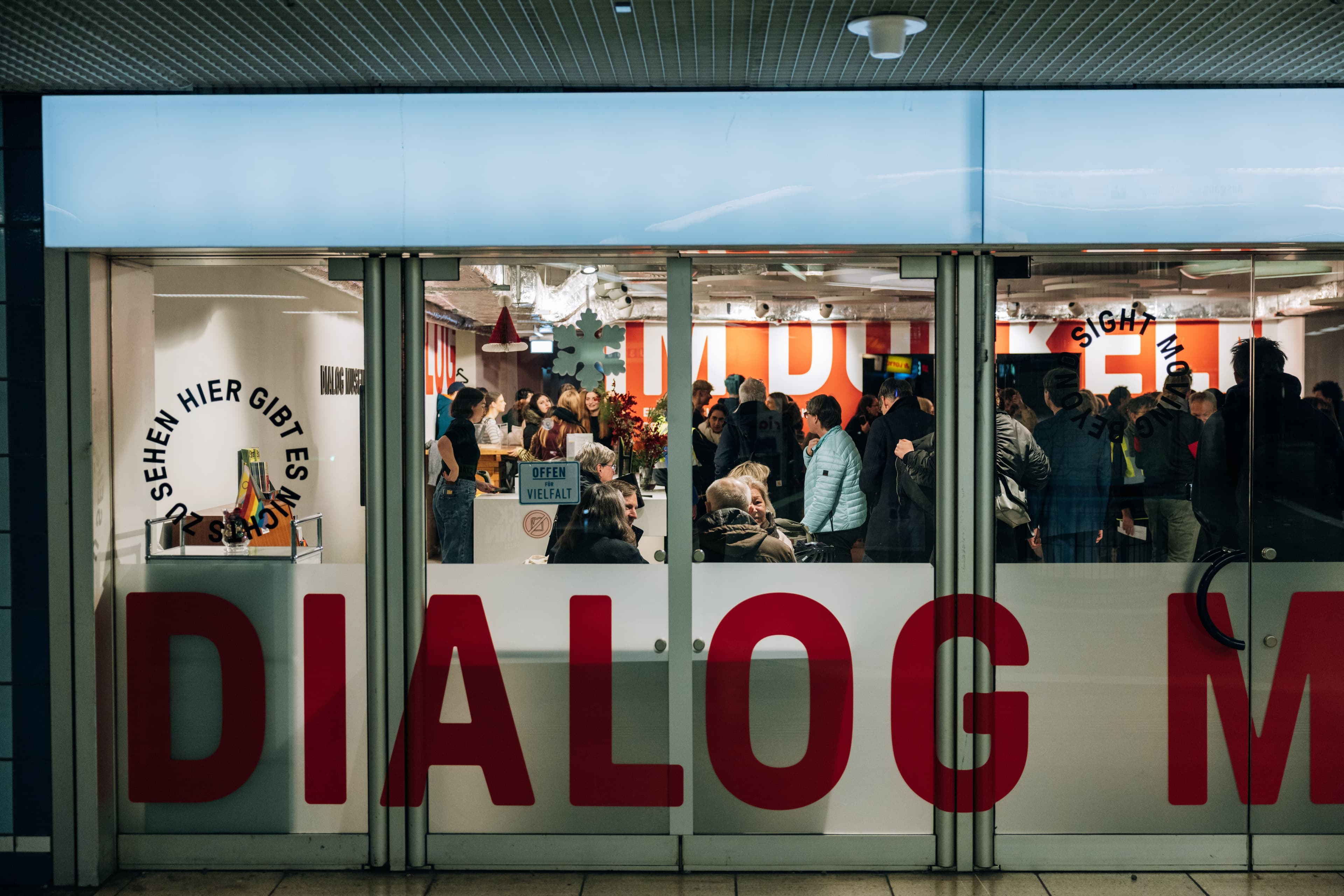 Die Glasfassade des Dialog Museum mit großem Schriftzug in Rot 