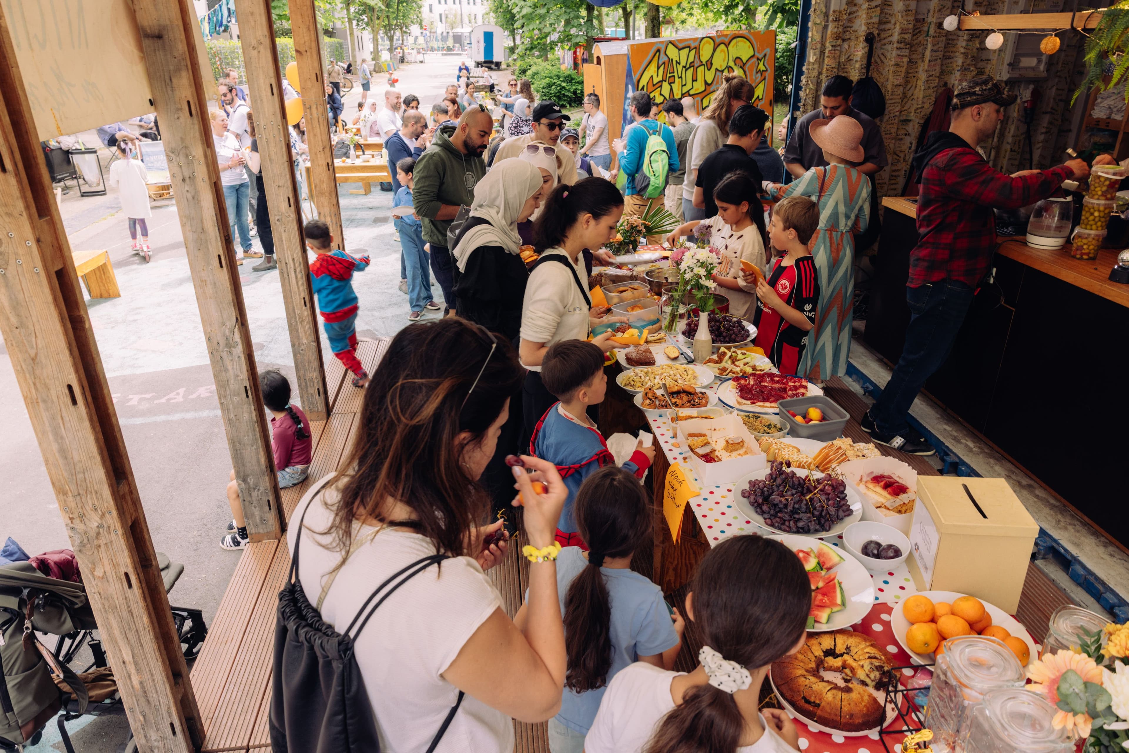 Menschen stehen am Buffet von Kitchen on the Run