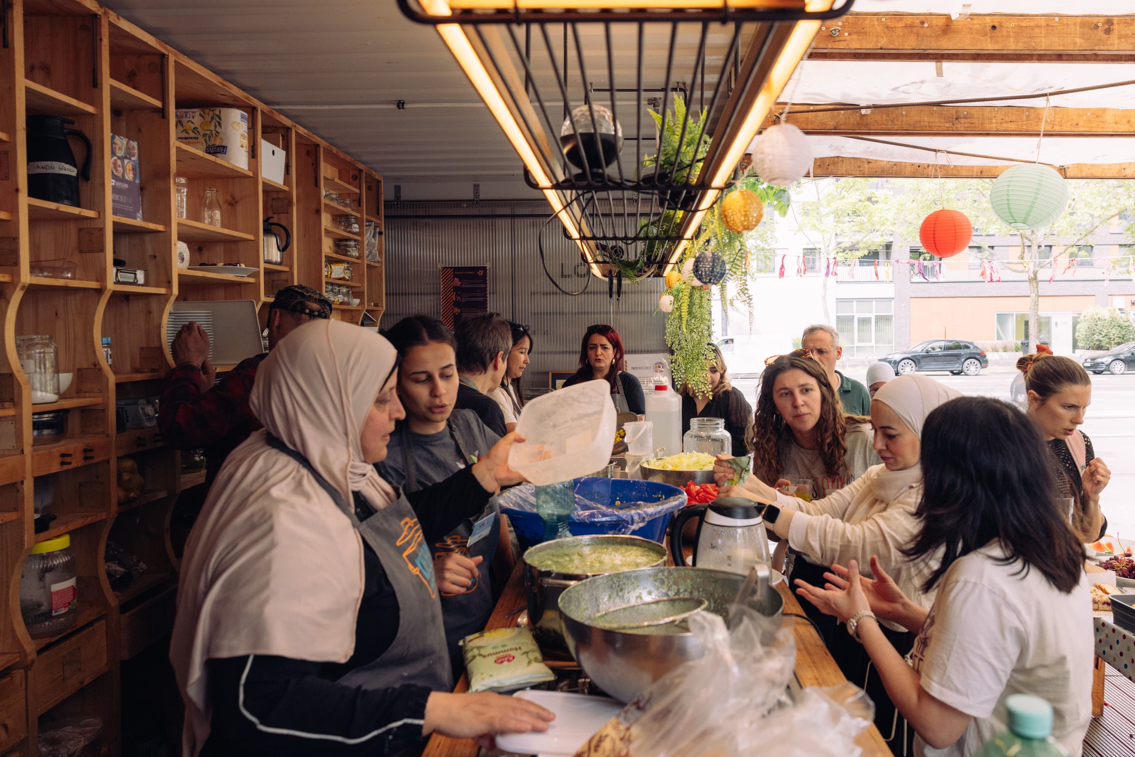 Menschen stehen in der mobilen Küche und bereiten Essen zu