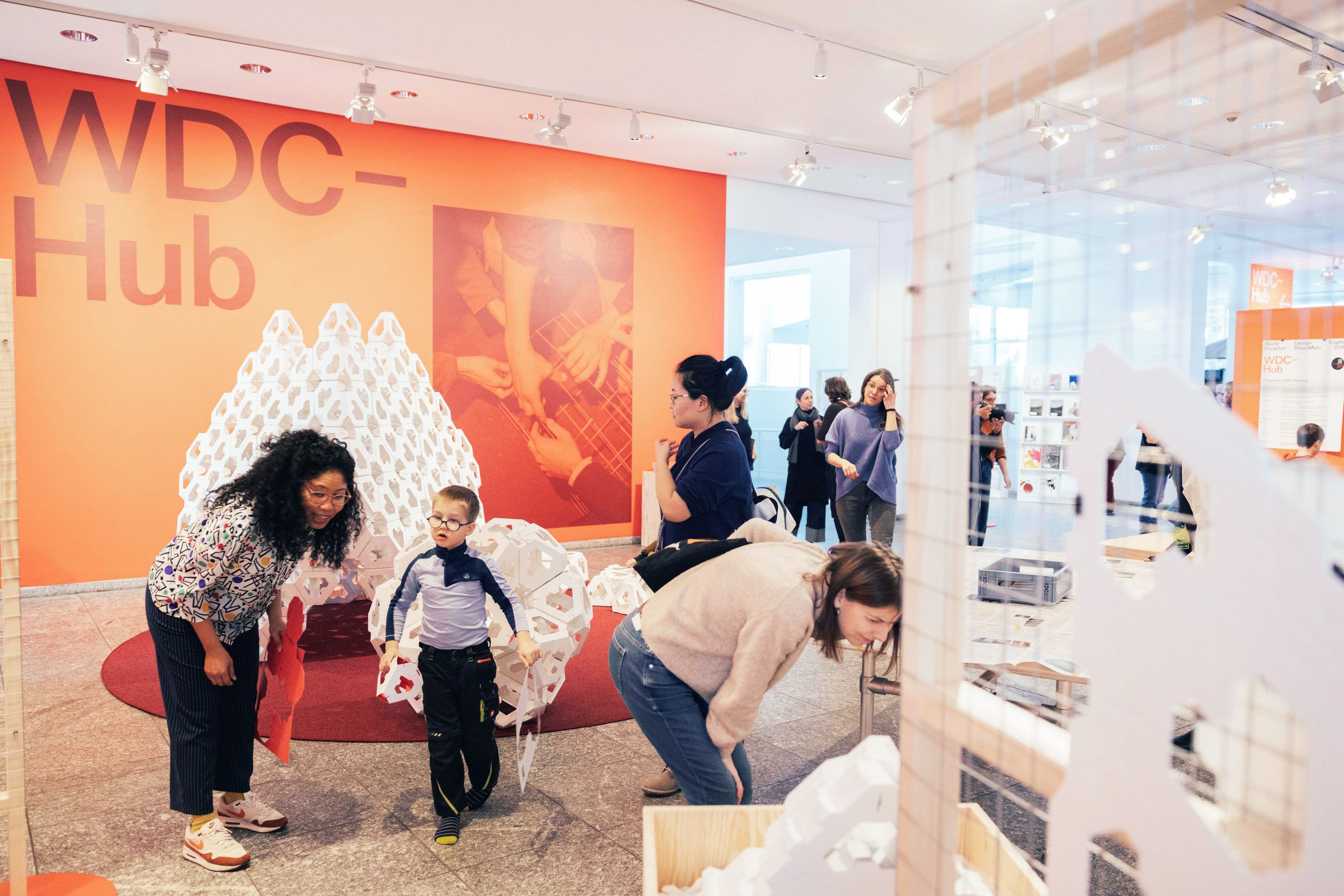 Im Foyer des WDC Hub kann man Papiermodule der Collective Paper Aesthetics basteln