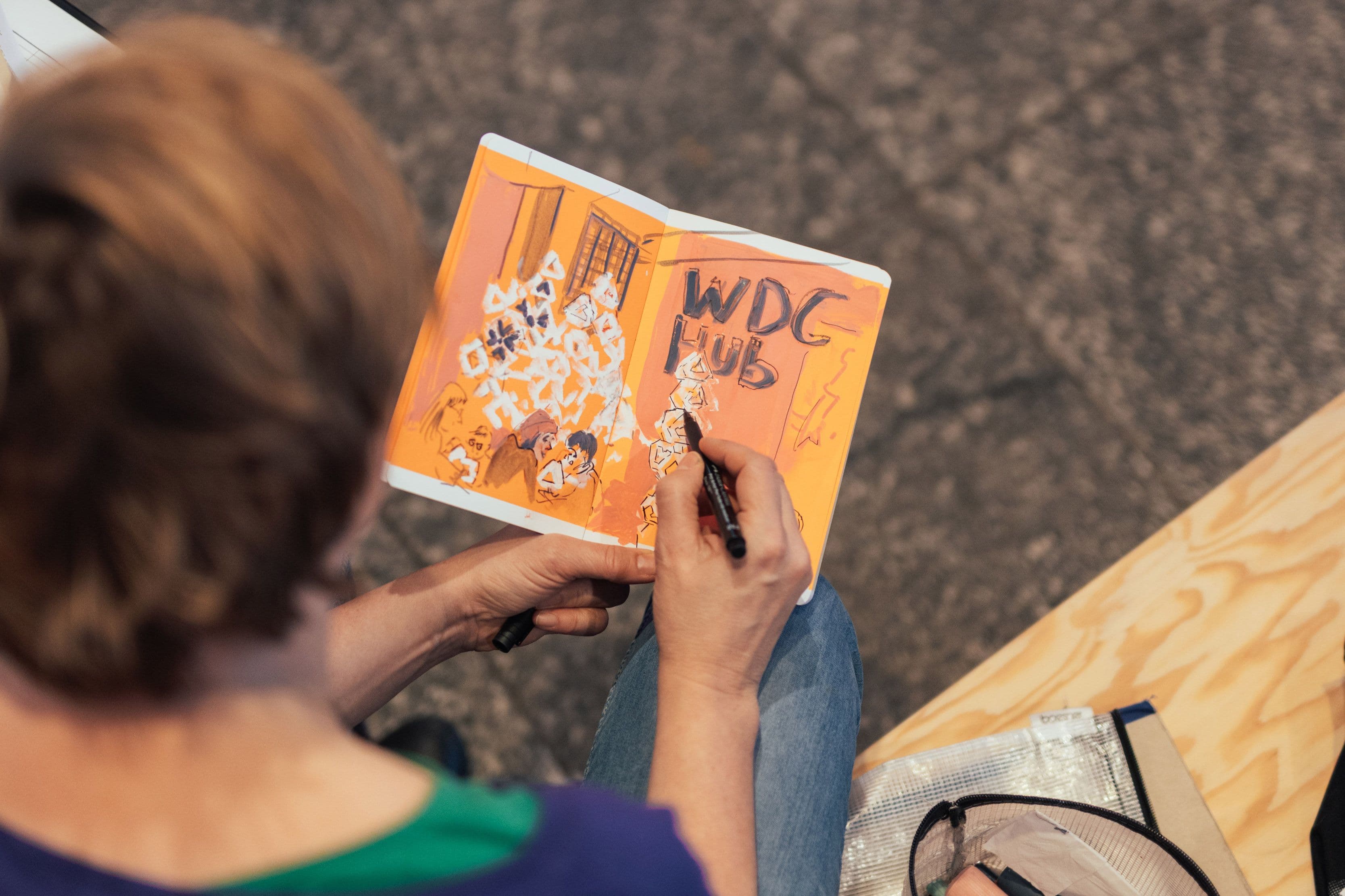 Eine Frau arbeitet an einer Zeichnung im WDC HUB