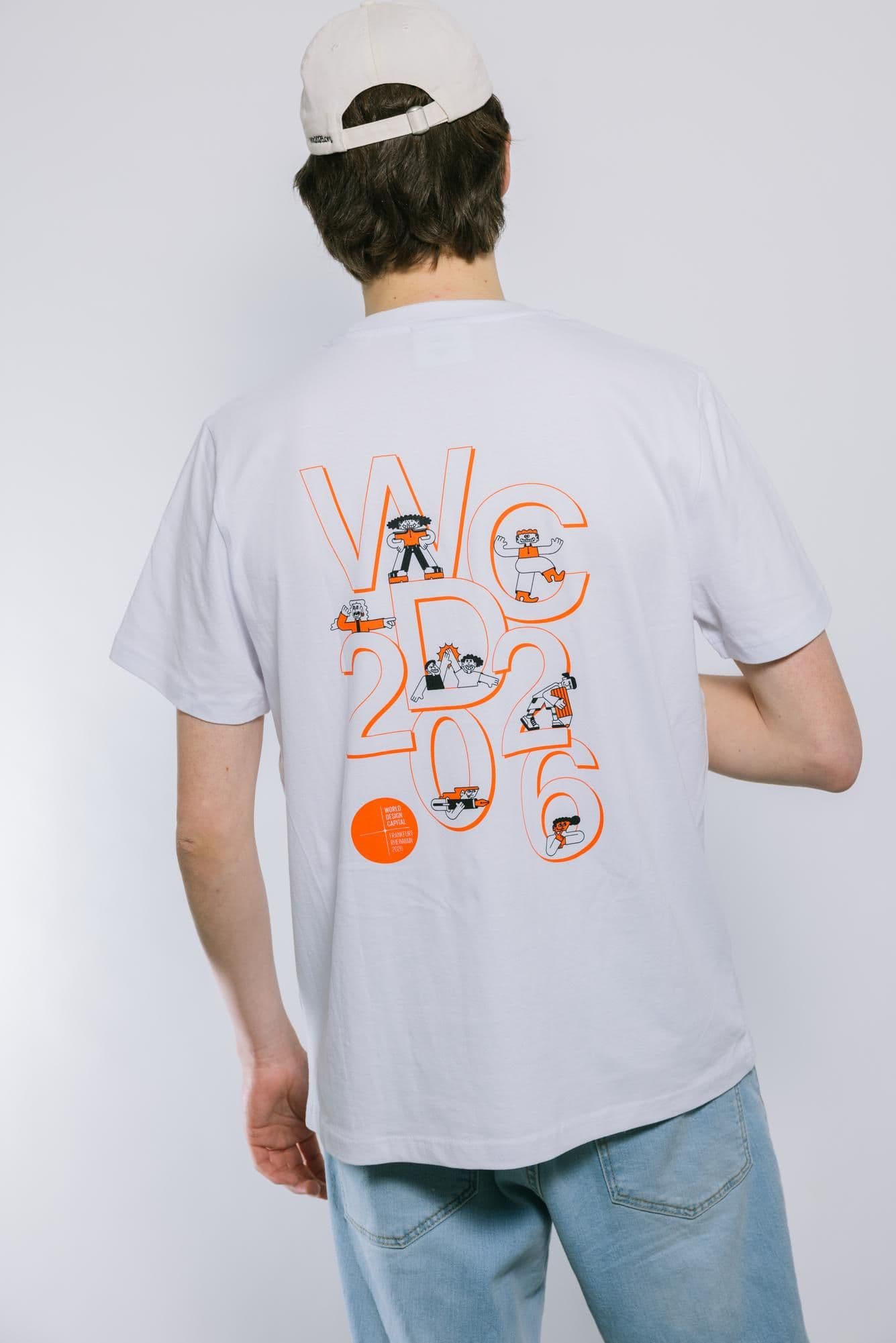 Eine Person trägt ein weißes WDC-Shirt.