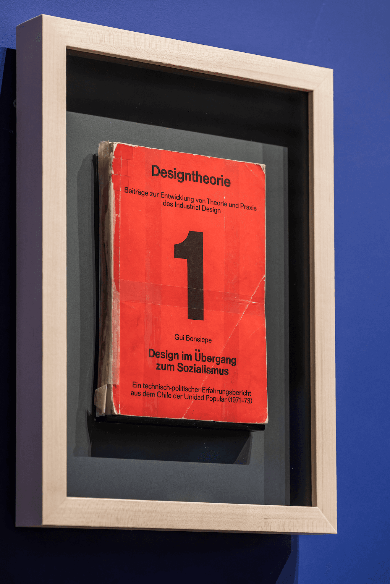 Buch in einem Rahmen eingerahmt 