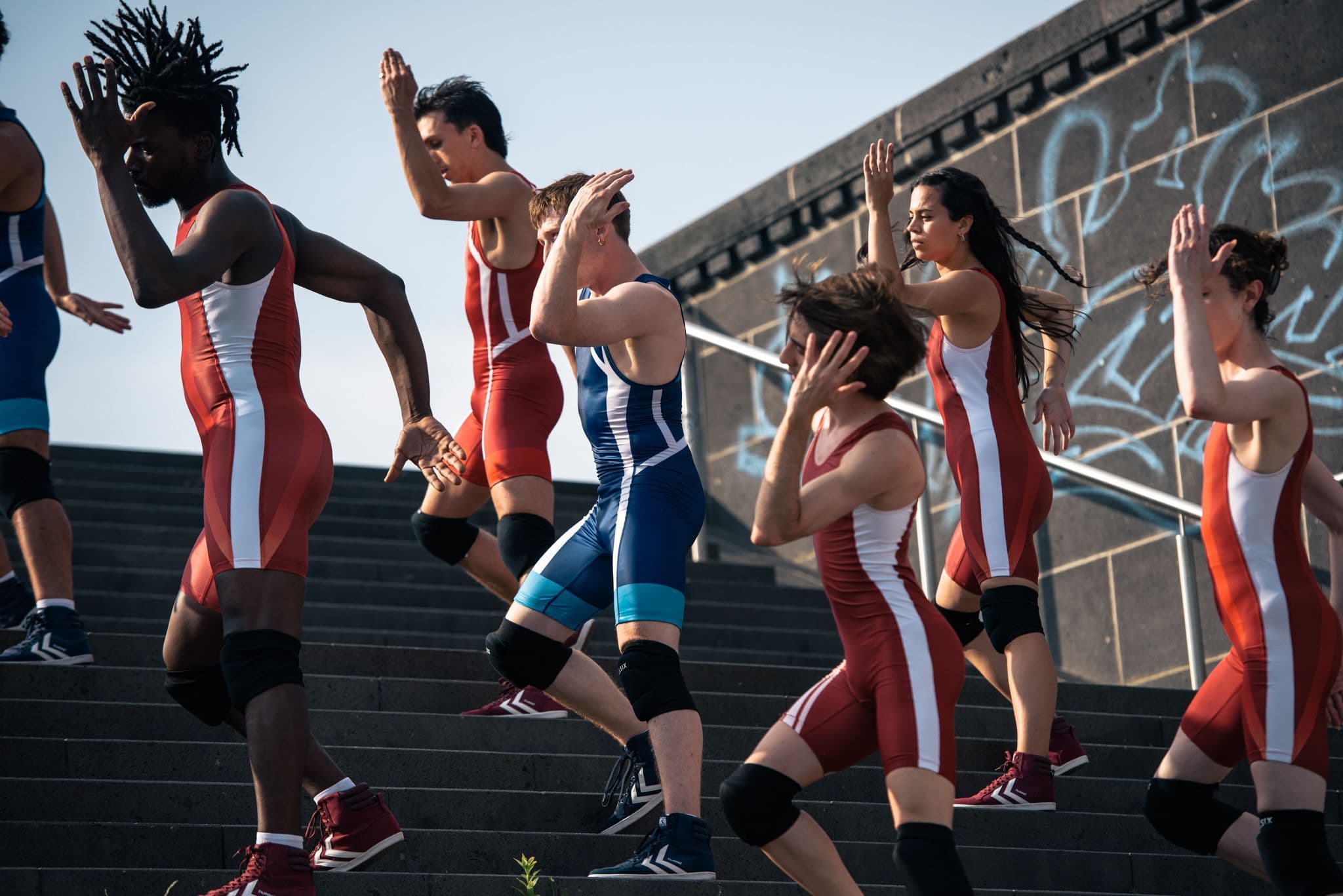 Tanzende Menschen in einer Choreographie auf einer Treppe