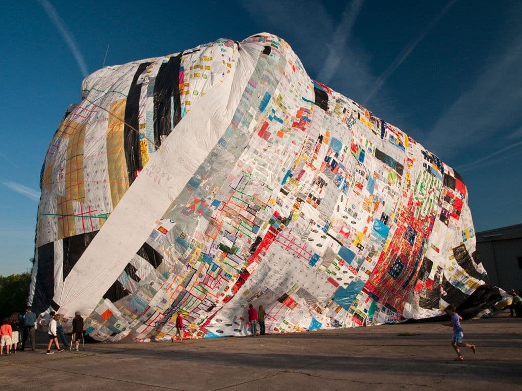 Eine ballonartige Skulptur aus recyceltem Plastik