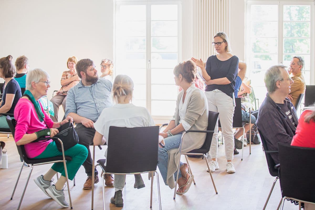 Eine Gruppe von Menschen debattiert angeregt.