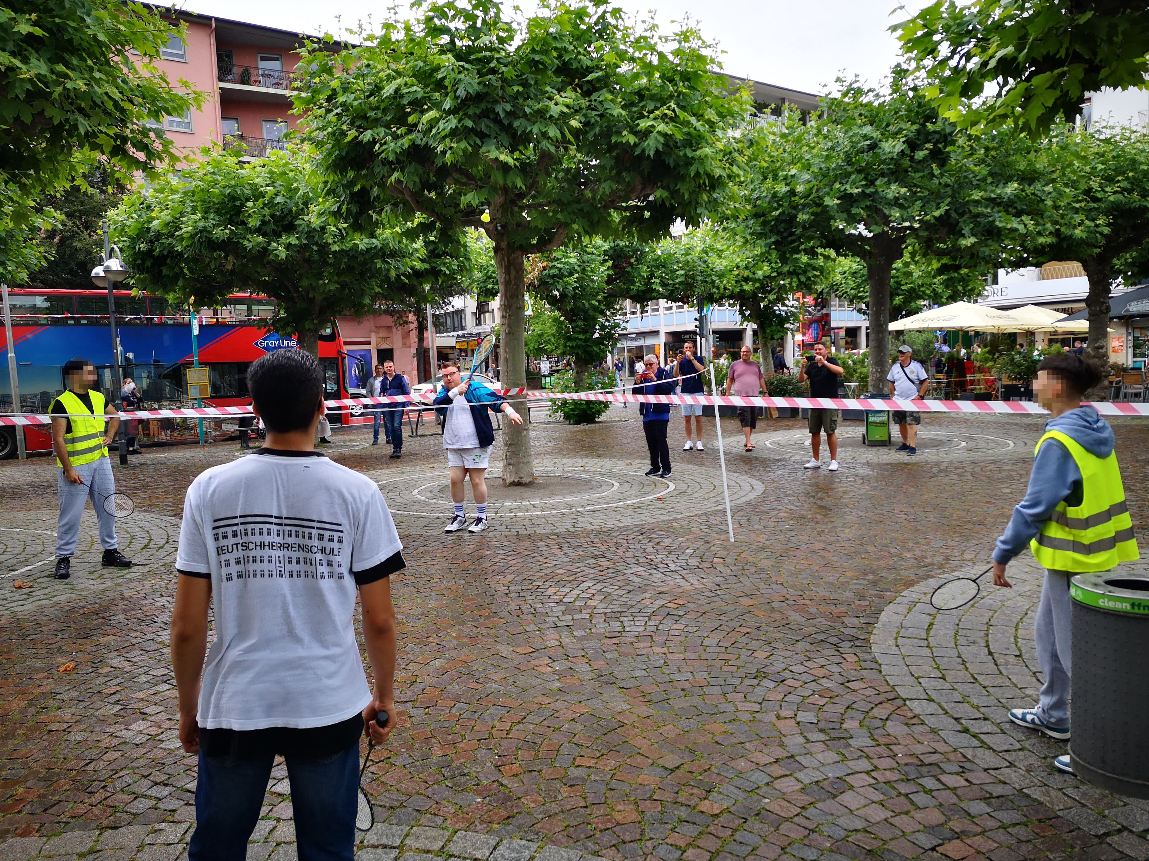 Junge Menschen spielen im urbanen Raum