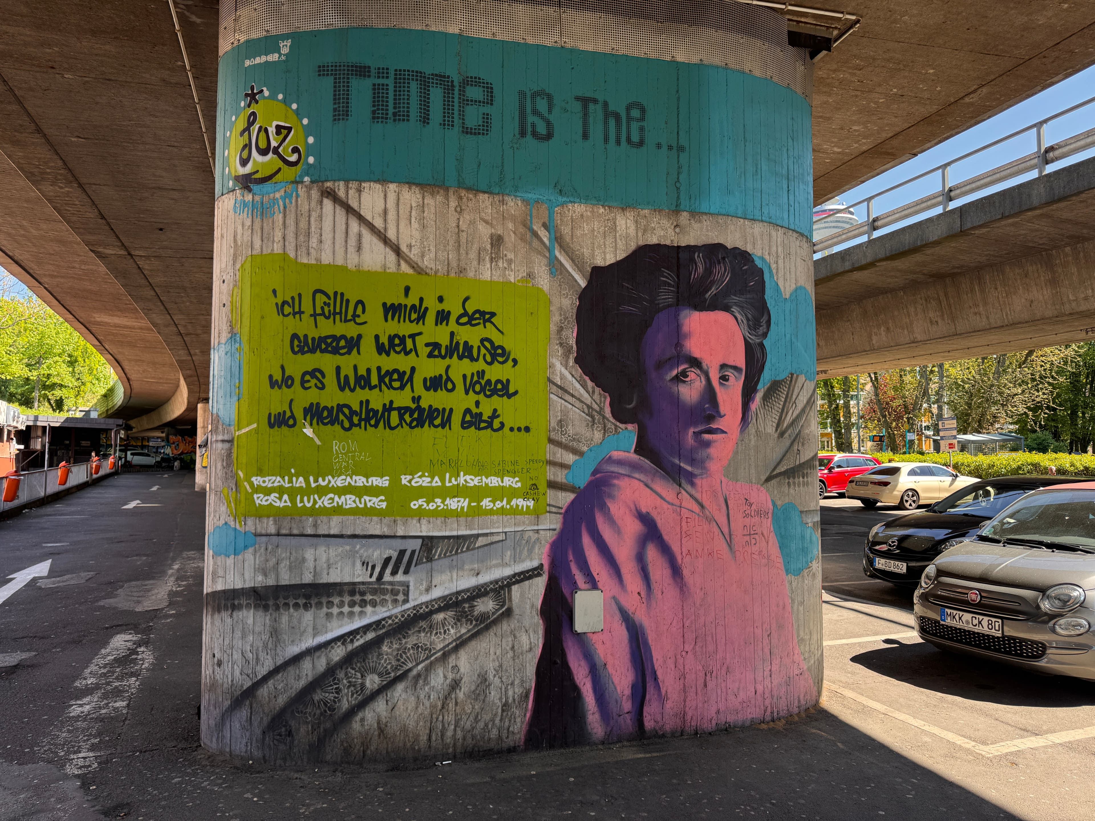Ein buntes Grafiti auf einer beton Säule 