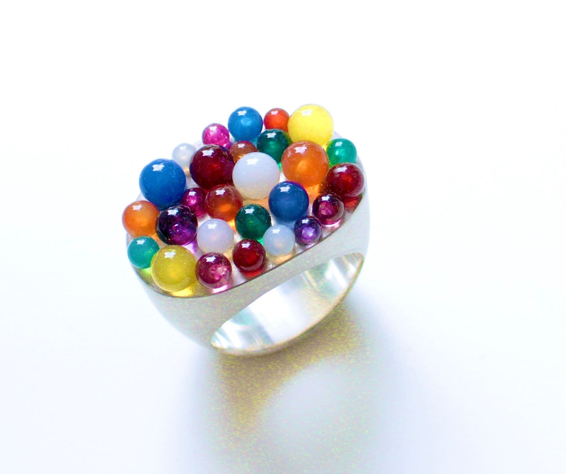 Ein Ring, besetzt mit vielen bunten Kugeln