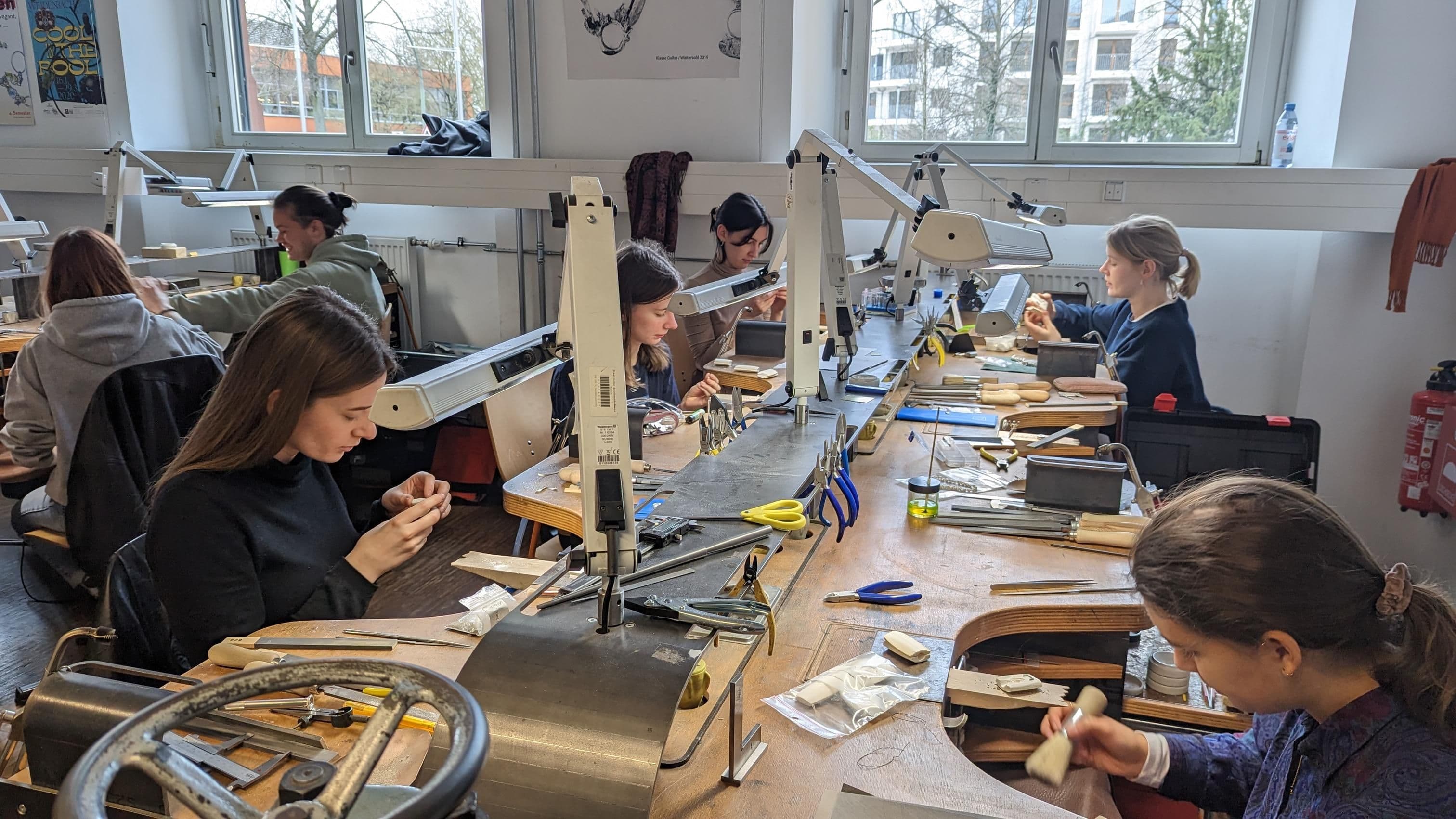 Junge Menschen arbeiten in den Werkstätten der staatlichen Zeichenakademie