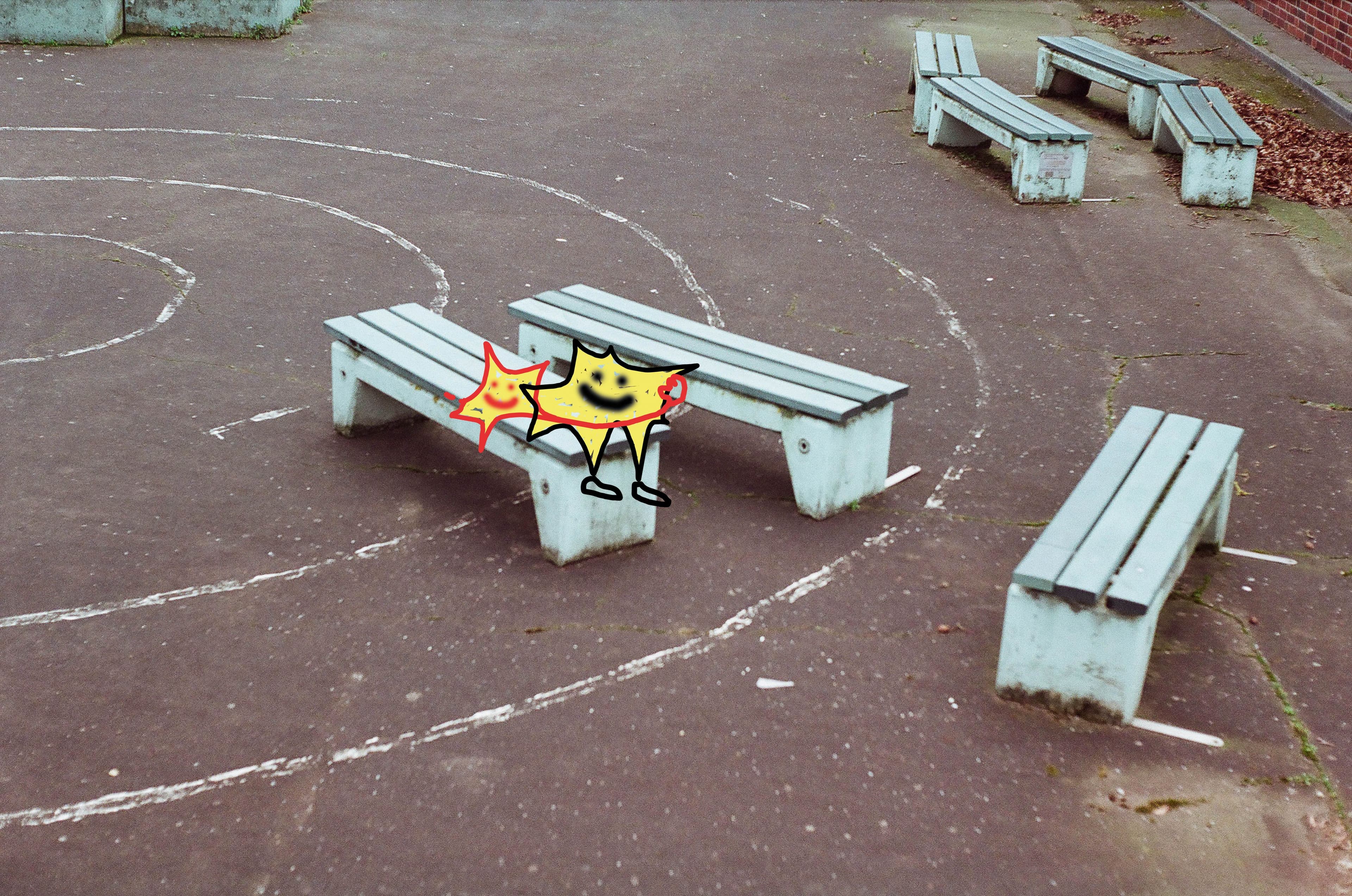Bänke stehen verstreut auf einer Art Schulhof