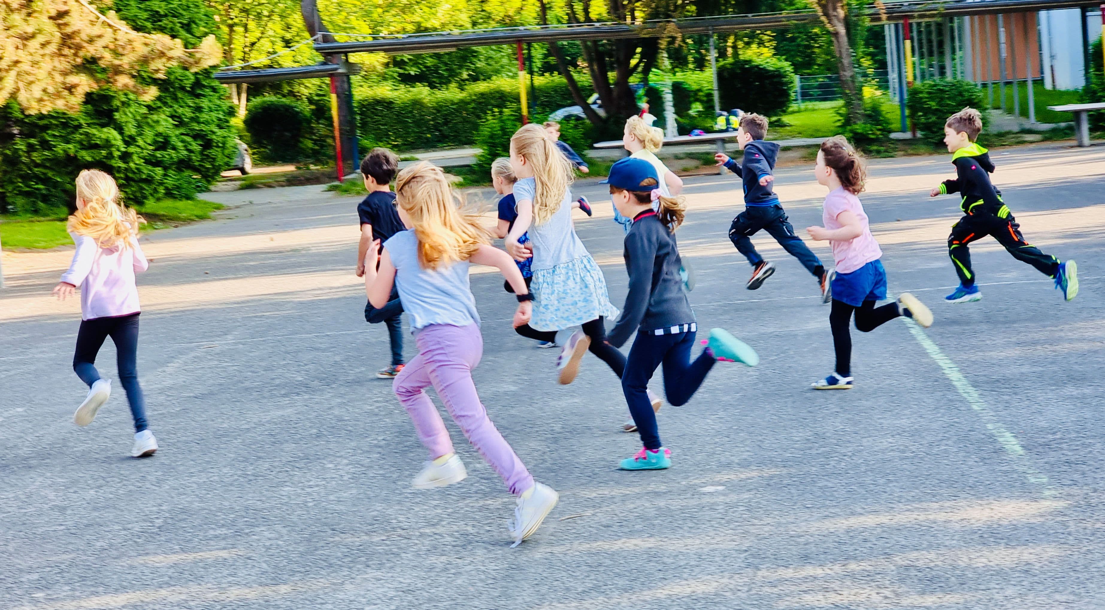 Viele Kinder Rennen über einen Hof