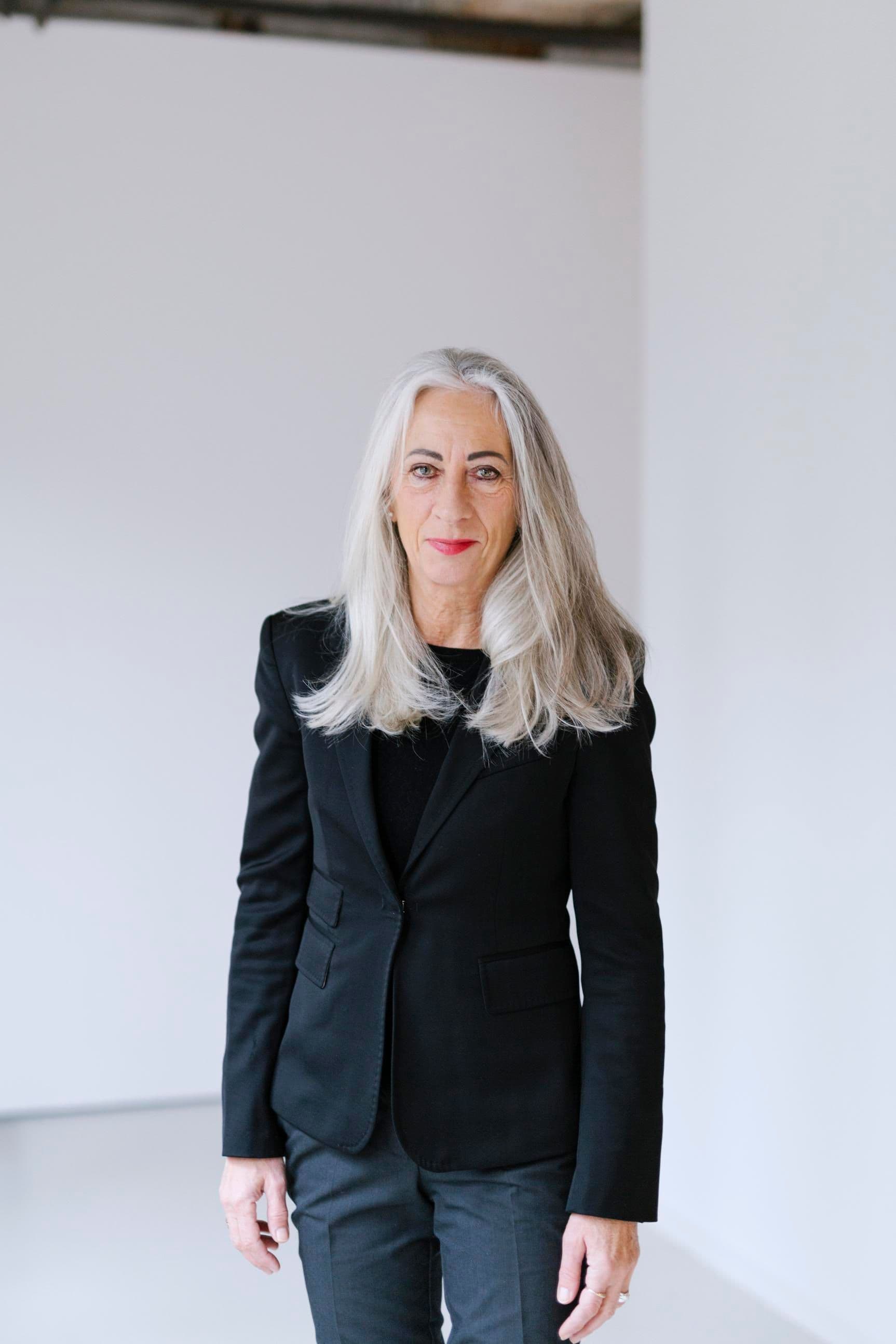 Carolina Romahn steht in einem weißen Raum.