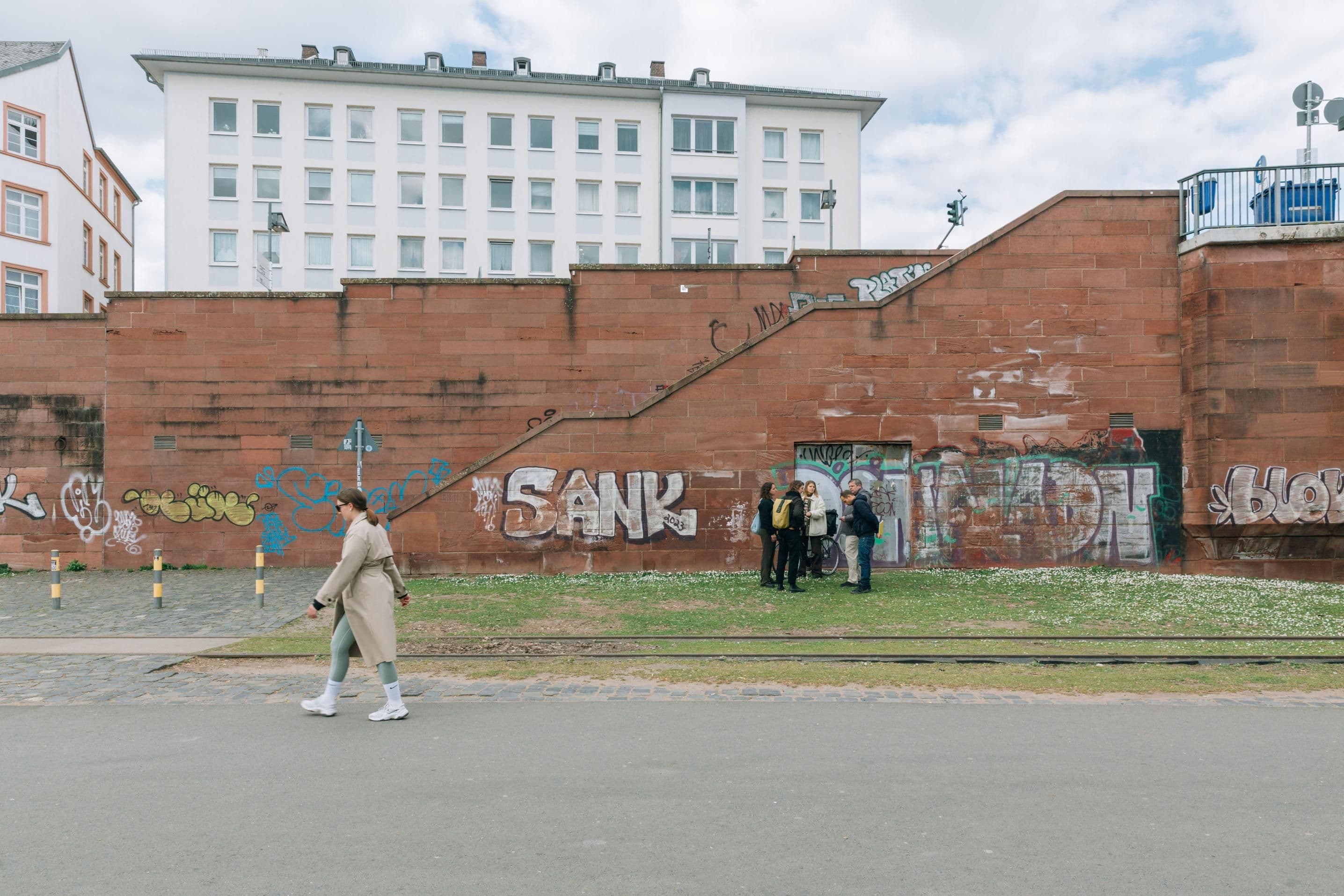 Personen vor dem Eingang der Fischerhallen an der Alten Brücke Frankfurt.
