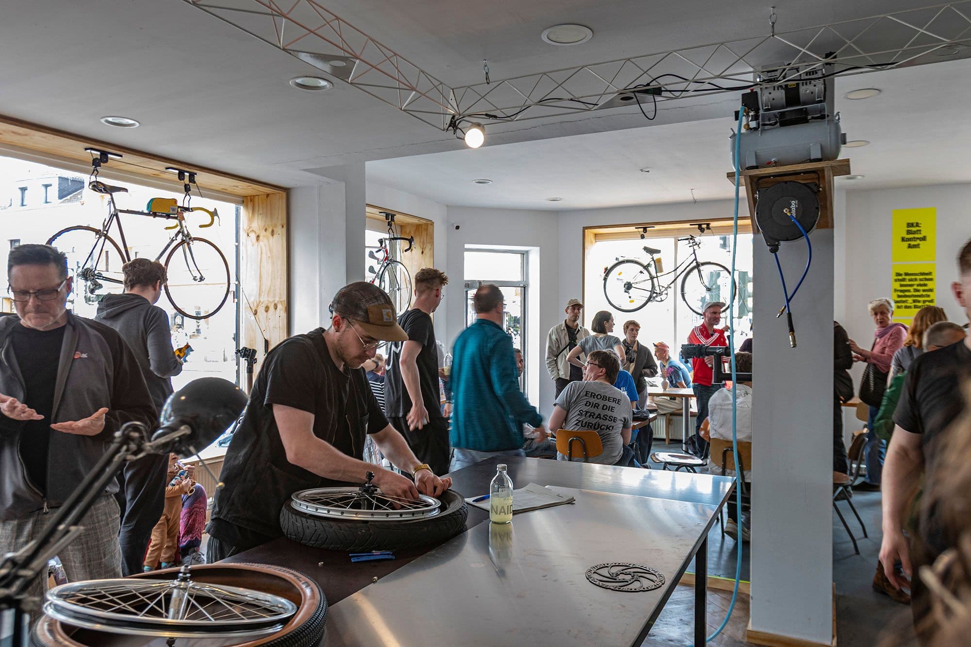 Menschen in einem Fahrrad-Repair-Raum