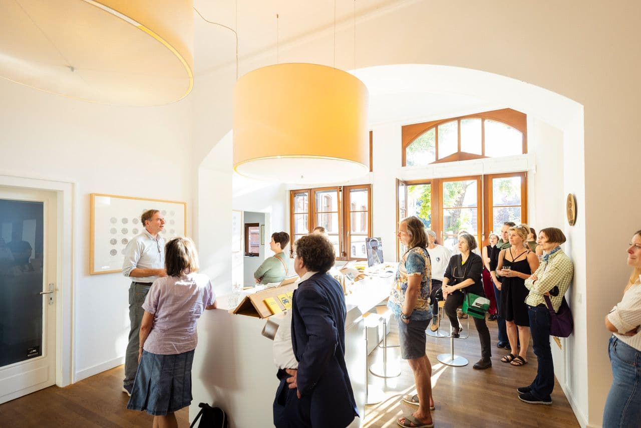 Menschen, die bei einem Empfang einer Rede zuhören