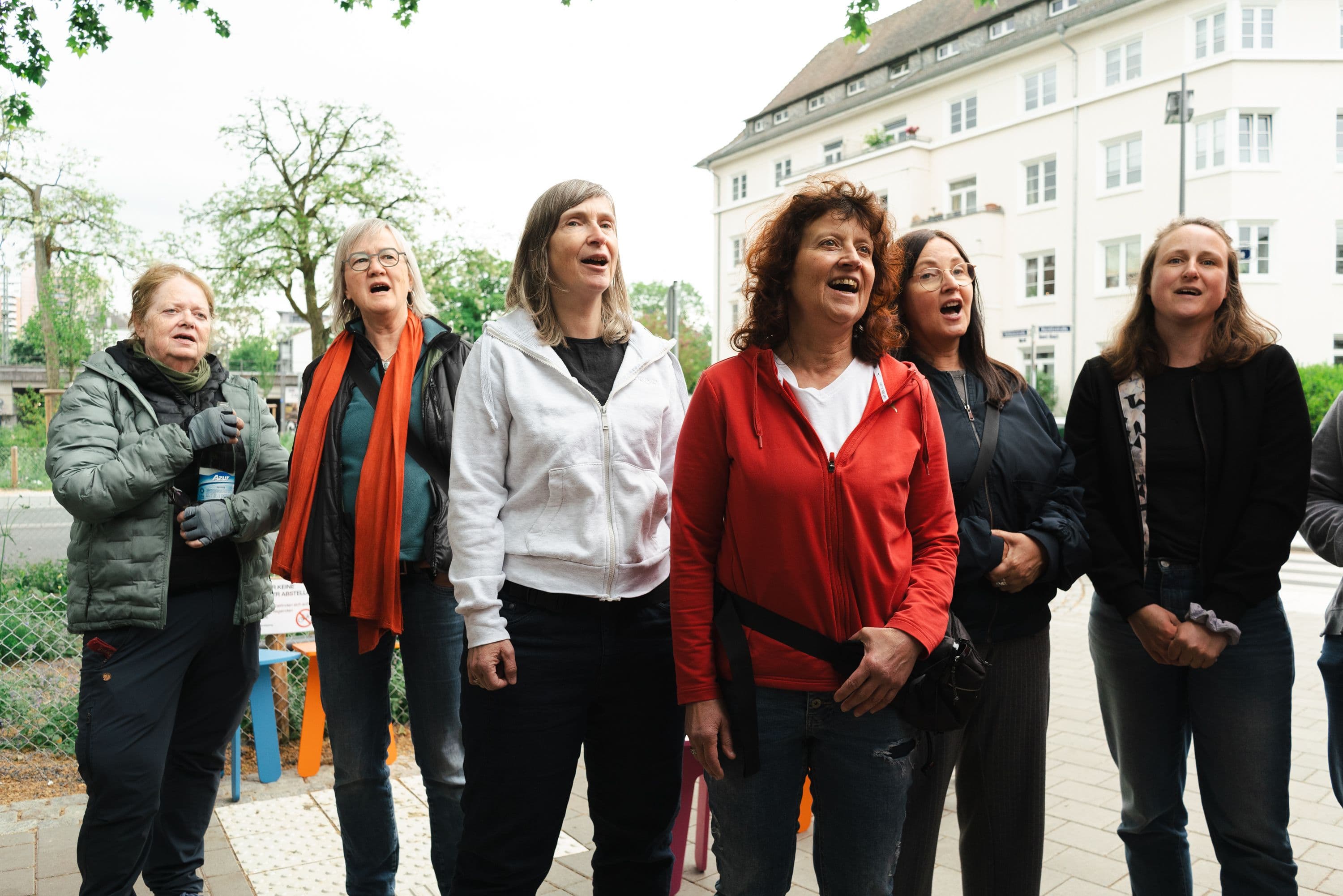 Menschen jodeln am NOX Wasserhäuschen in Sachsenhausen im Rahmen der Demokratiekioske