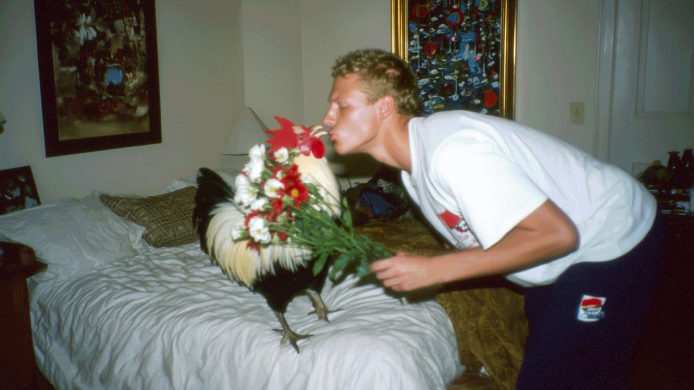 Ein KI generiertes Bild eines jungen Mannes, der einen Hahn küsst. 