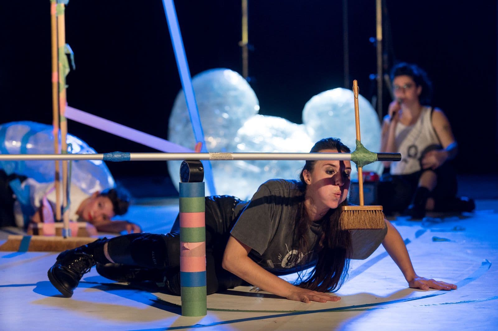 Eine Frau spielt ein Theaterstück auf einer Bühne