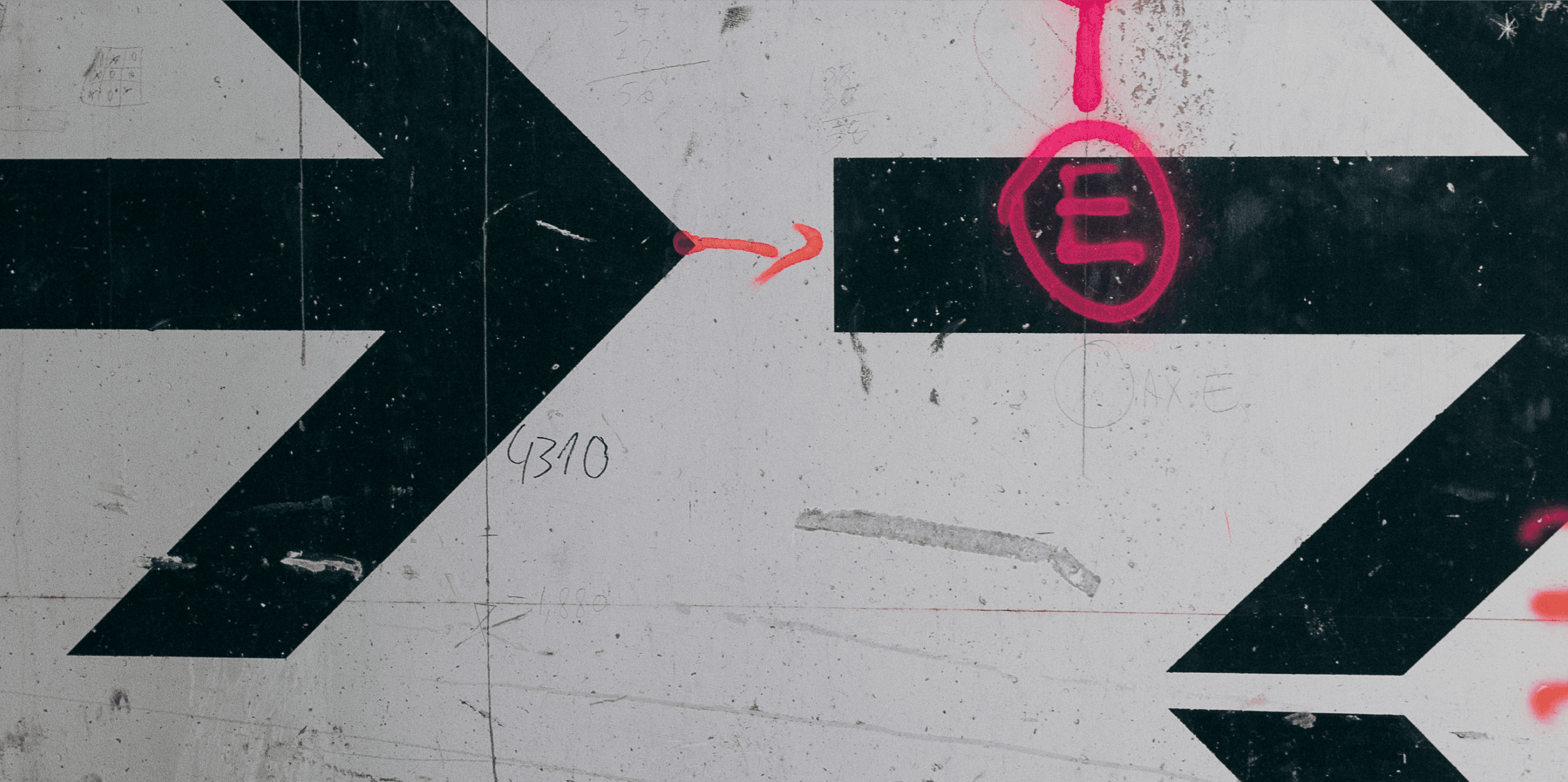 Eine Wand mit zwei schwarzen Pfeilen