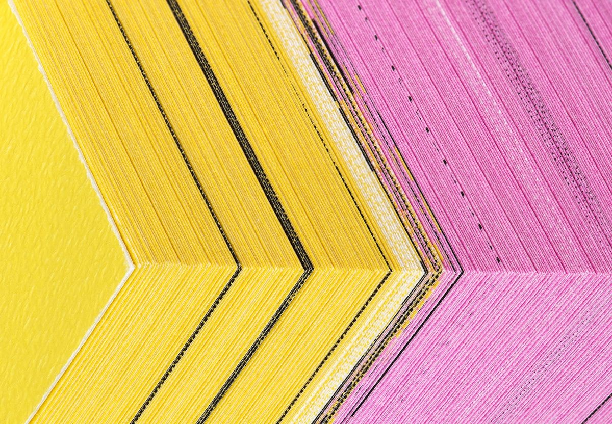 Buchschnitt in den Farben Gelb und Pink