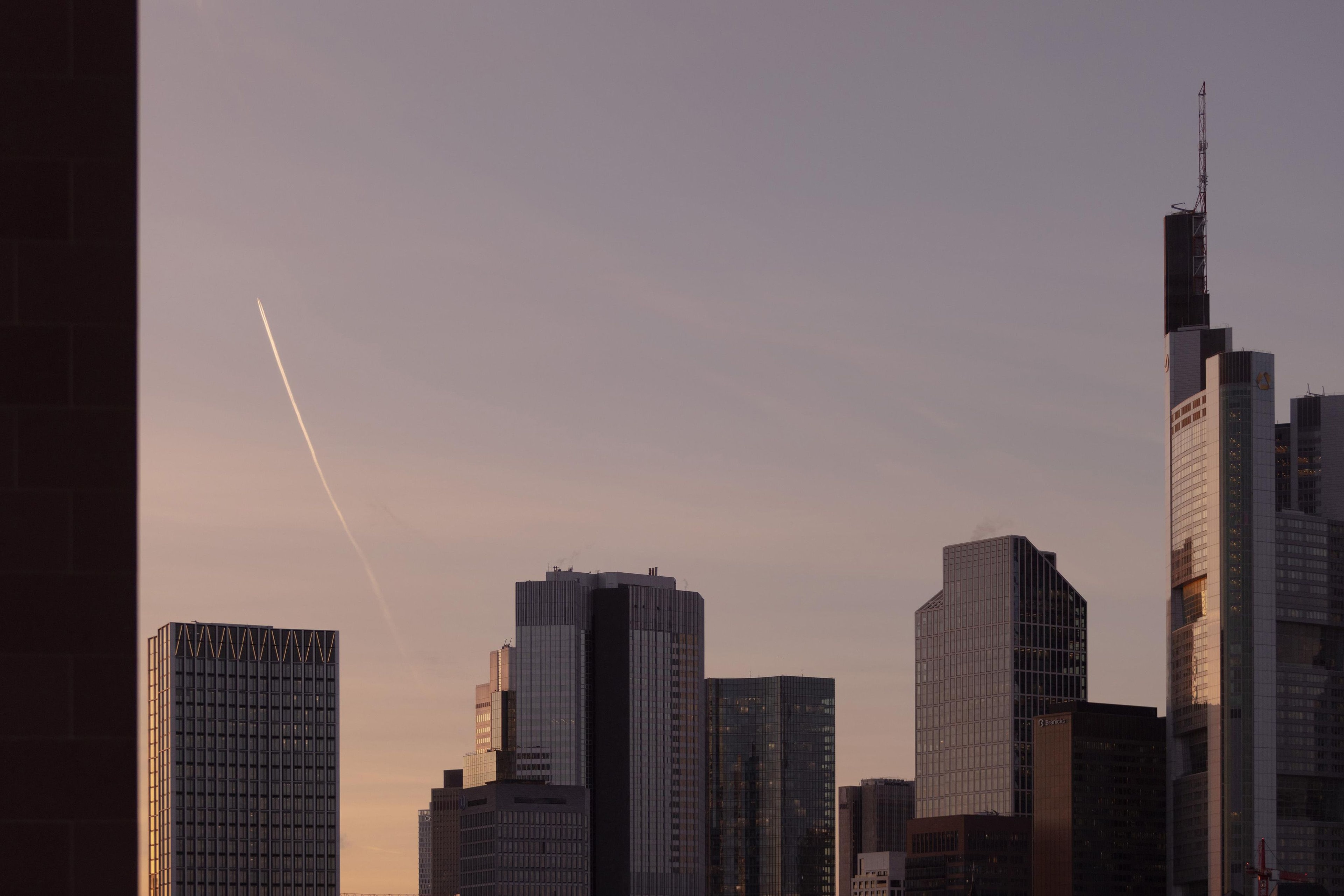 Die Spitzen der Frankfurter Hochhäuser im Abendlicht