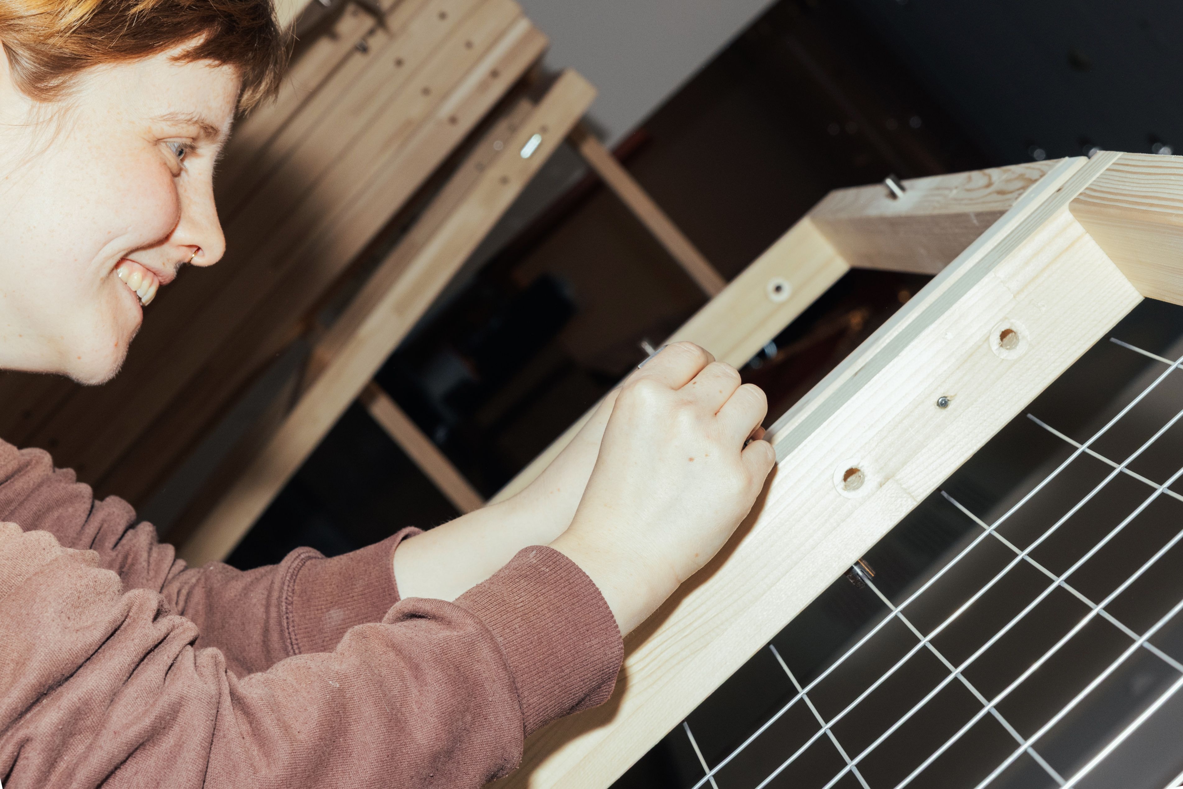 Eine Frau arbeitet an einem mobilen Ausstellungselement 