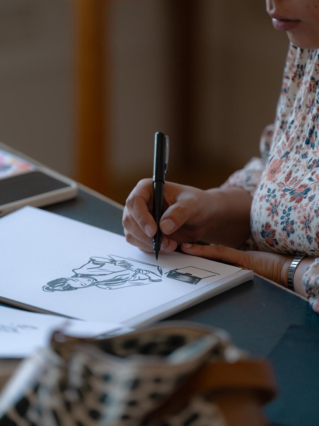 Catmouse James zeichnet eine Comicfigur während ihrer Residency im Weltkulturen Labor, April 2025.