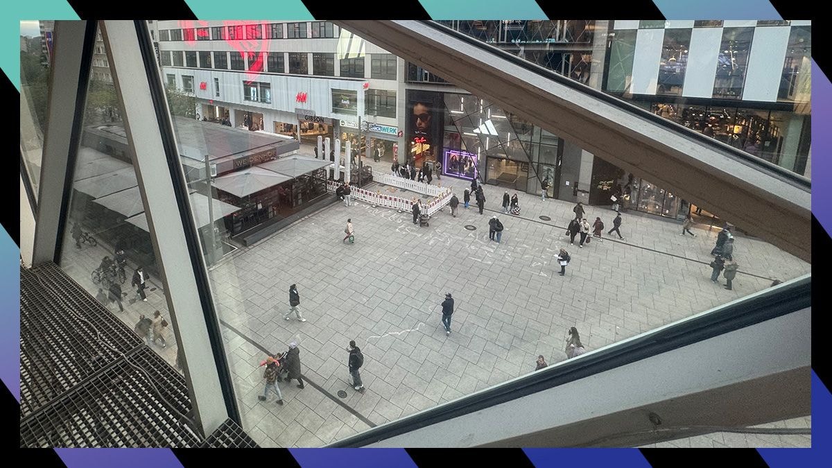 Foto aus einem Fenster mit Blick auf die Frankfurter Zeil