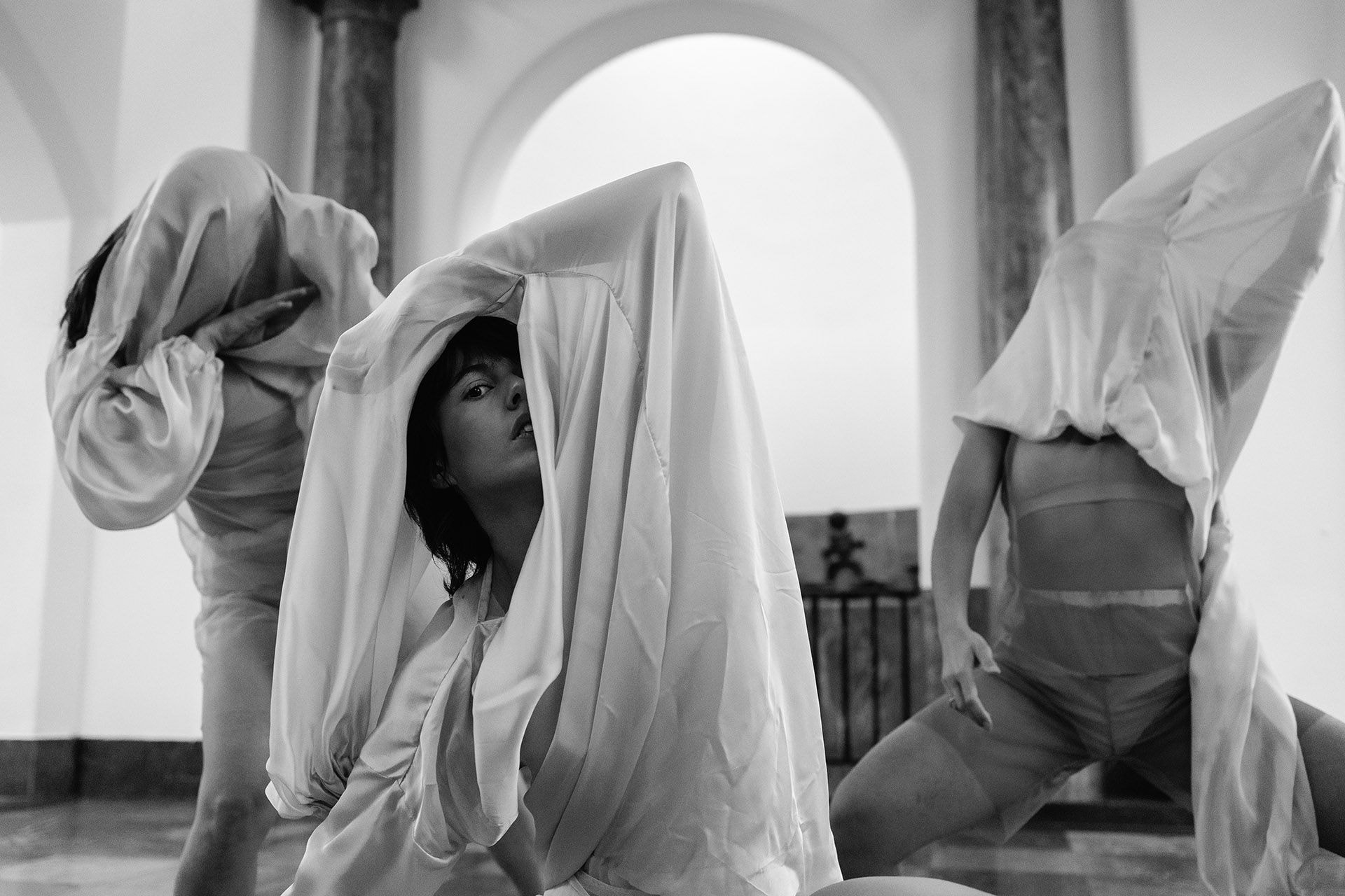 Eine Aufnahme von drei Tänzerinnen in Schwarz-weiß