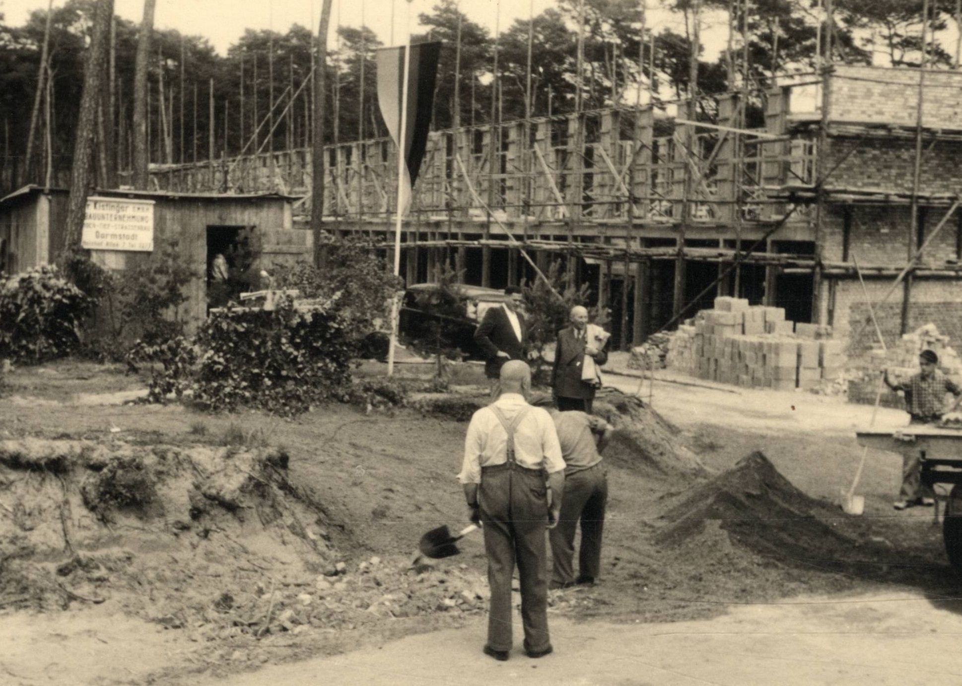 Histotrische Aufnahme der Errichtung des Schuldorfes Bergstraße