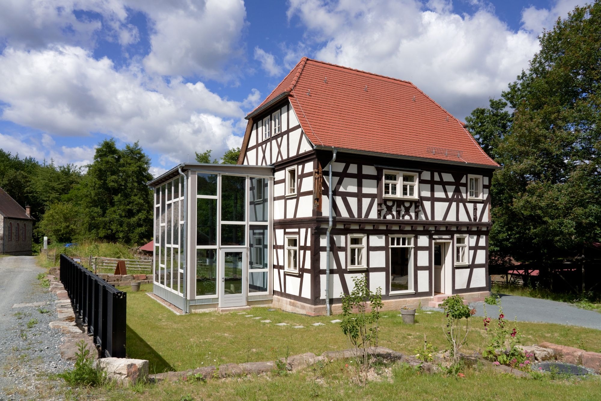 Ein Fachwerkhaus mit modernem Anbau