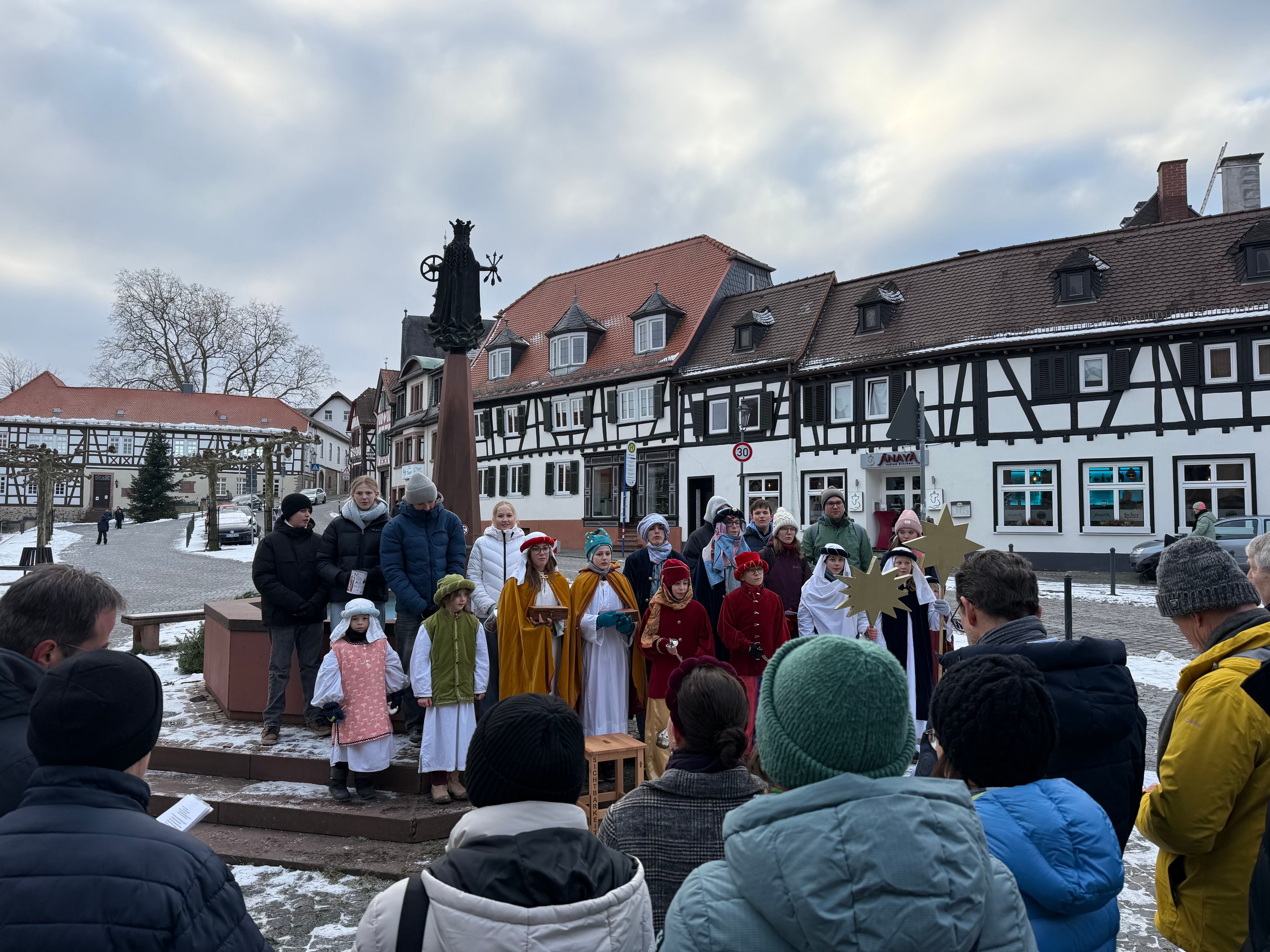 Sternsinger stehen auf dem Marktplatz Oberursel