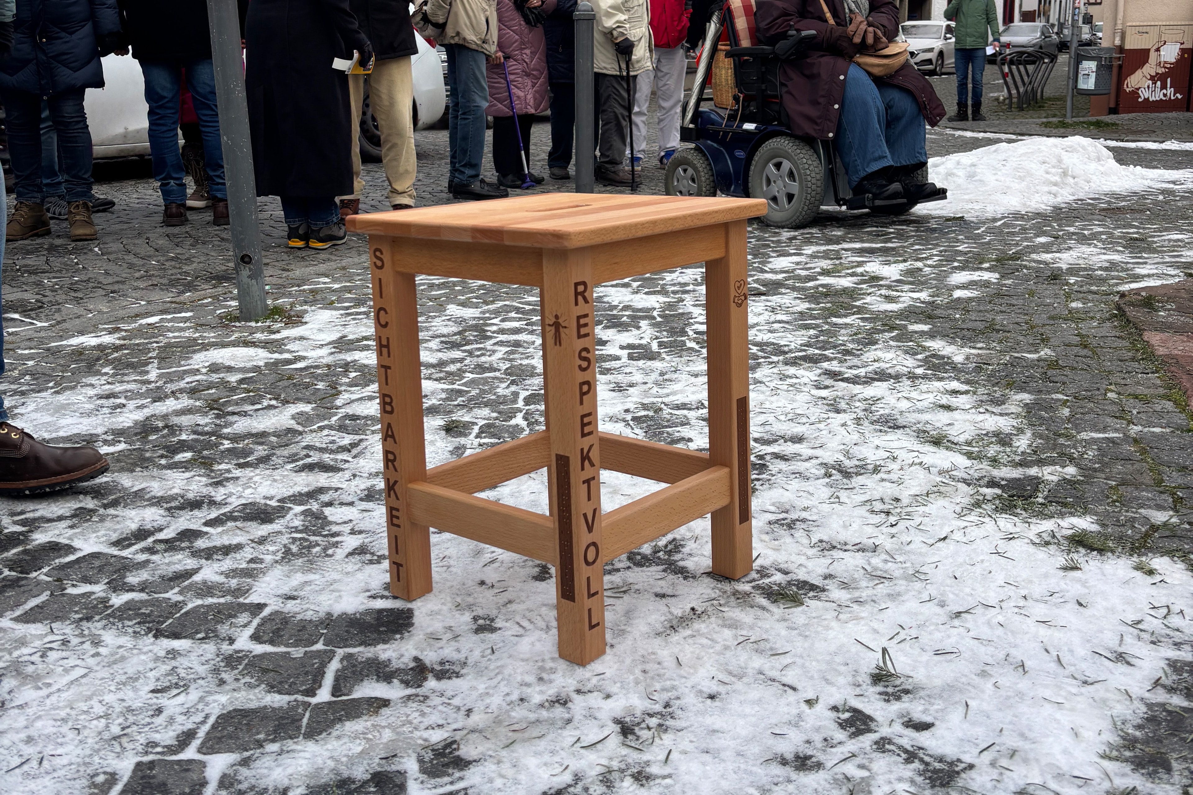 Ein gebastelter Hocker steht auf dem Marktplatz Oberursel