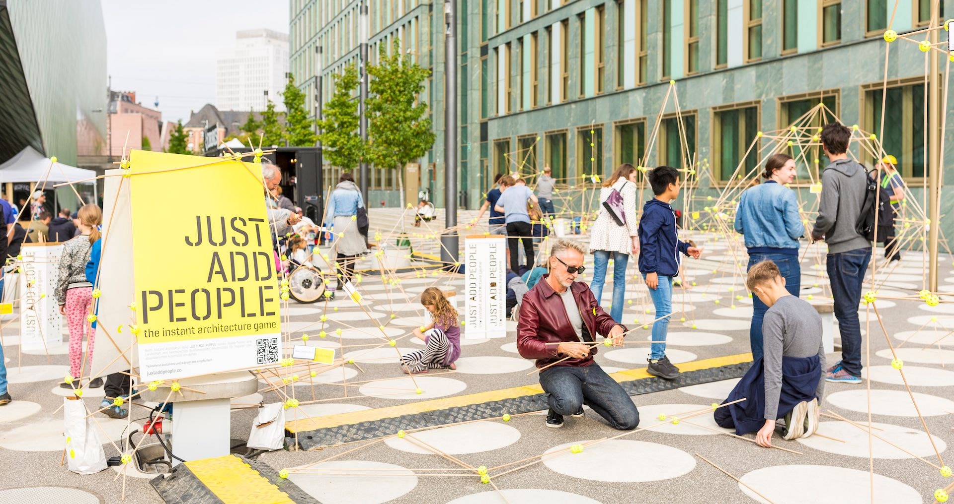 Menschen basteln mit Stangen