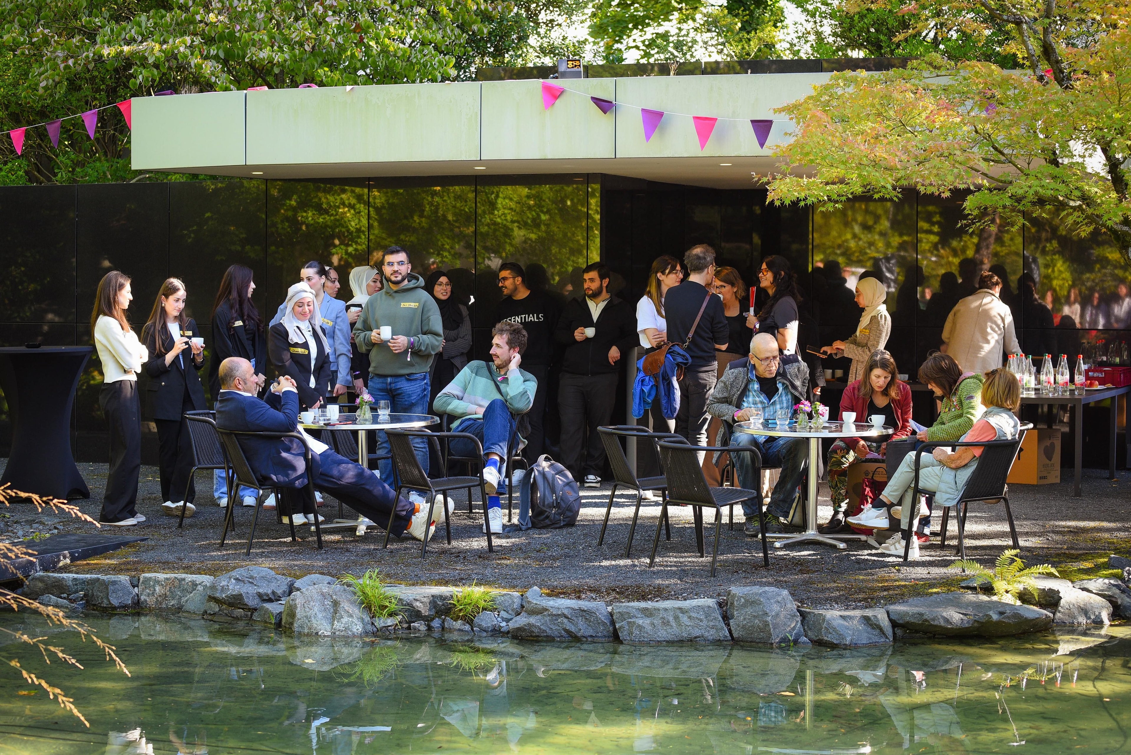 Menschen sitzen im Rahmen des Festivals der Schader Stiftung zusammen