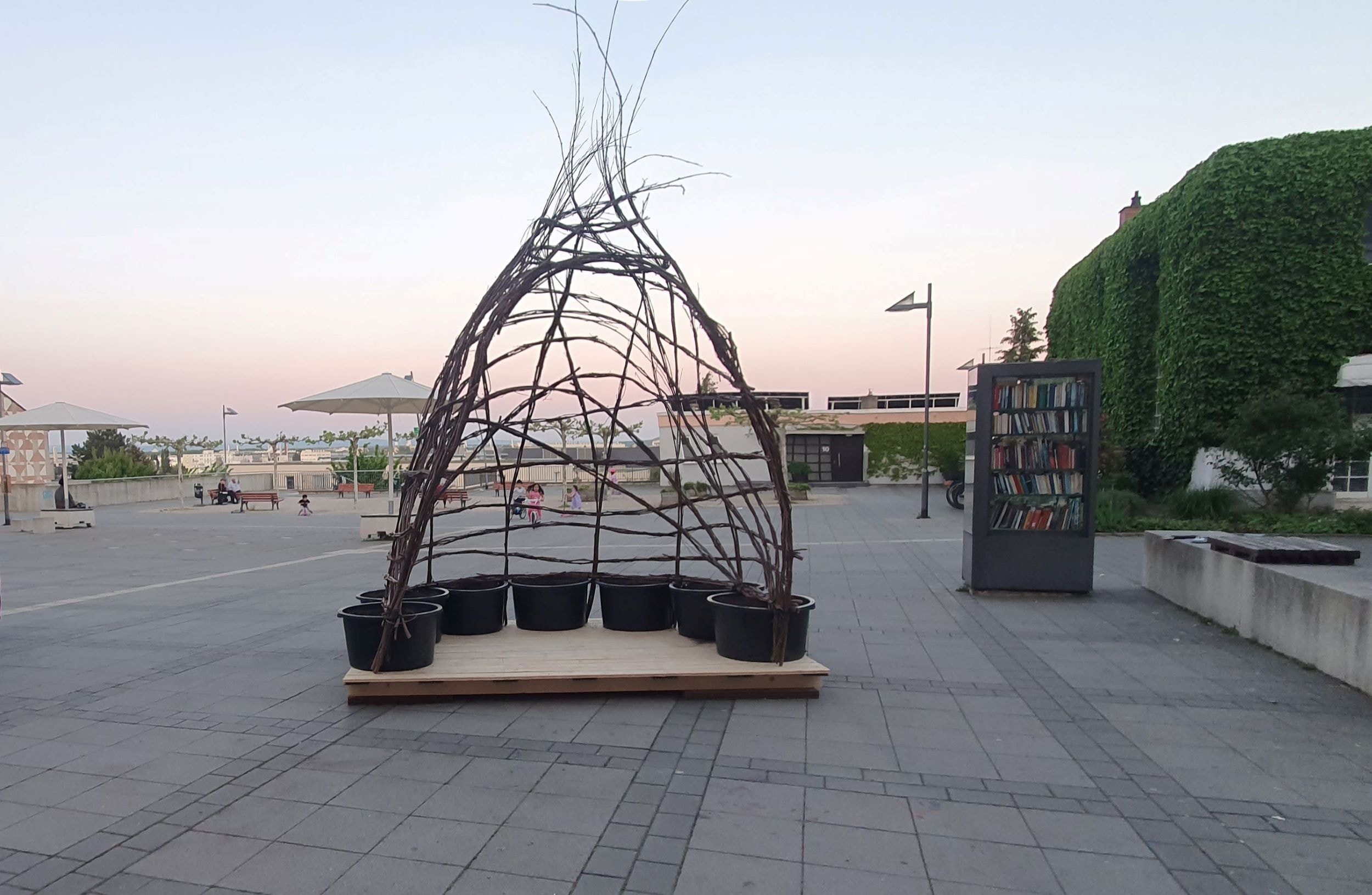 Eine aus Holz gebaute Bohnenlaube auf dem Atzelbergplatz.
