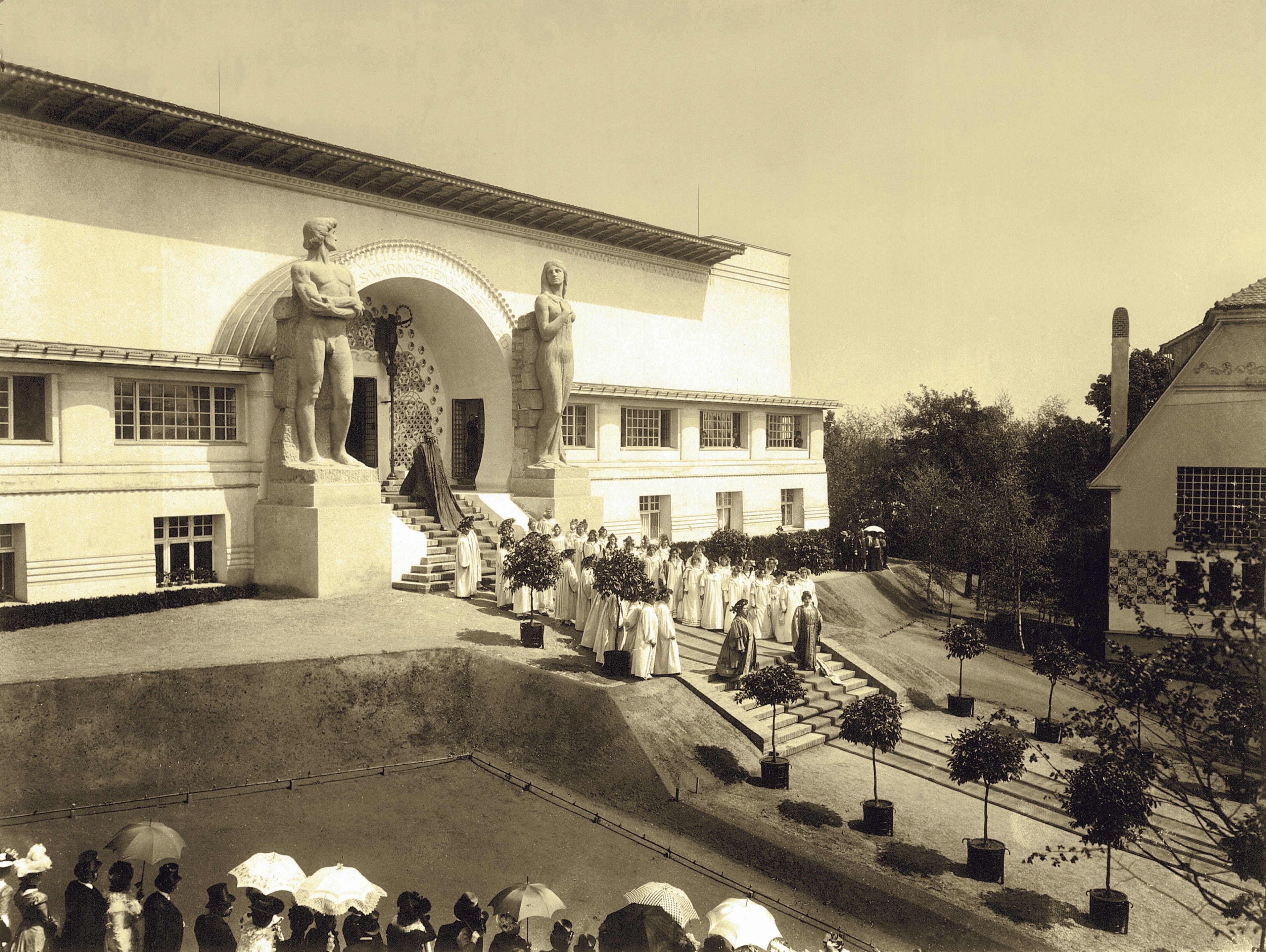 Historische Aufnahme aus der Ausstellung „A Step Ahead – Mathildenhöhe Darmstadt at 125“