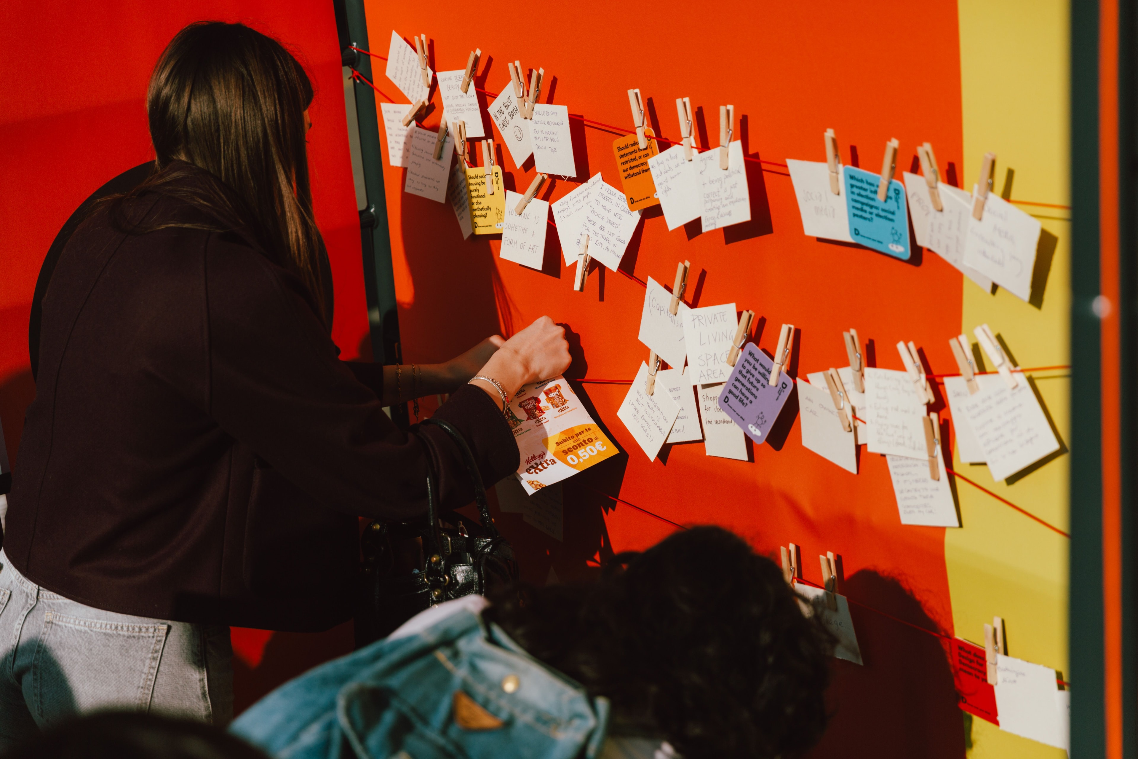 Menschen hängen Demokratiedeckel auf