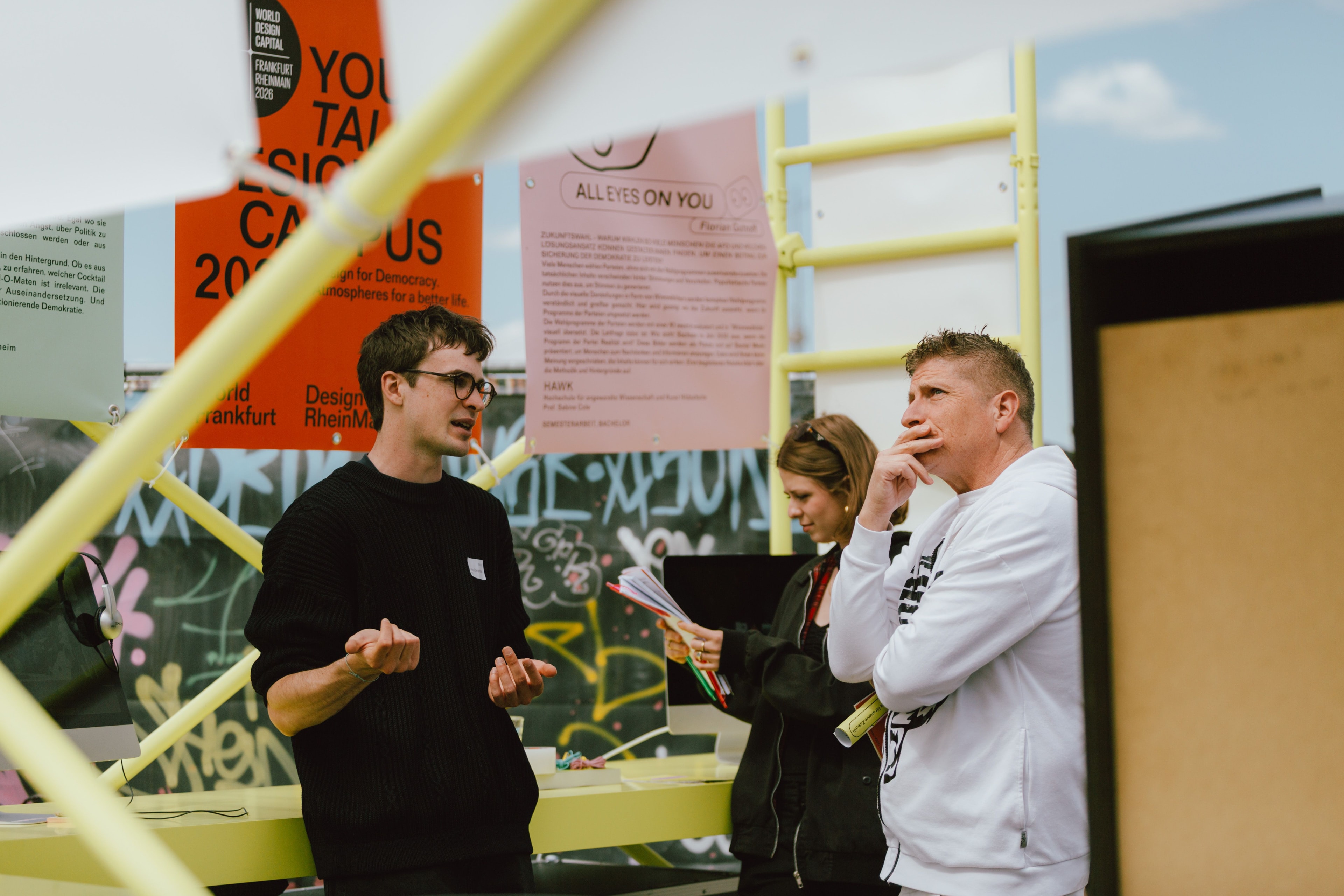 Ein junger Mensch erklärt etwas am Stand des WDC-Campus in Wiesbaden