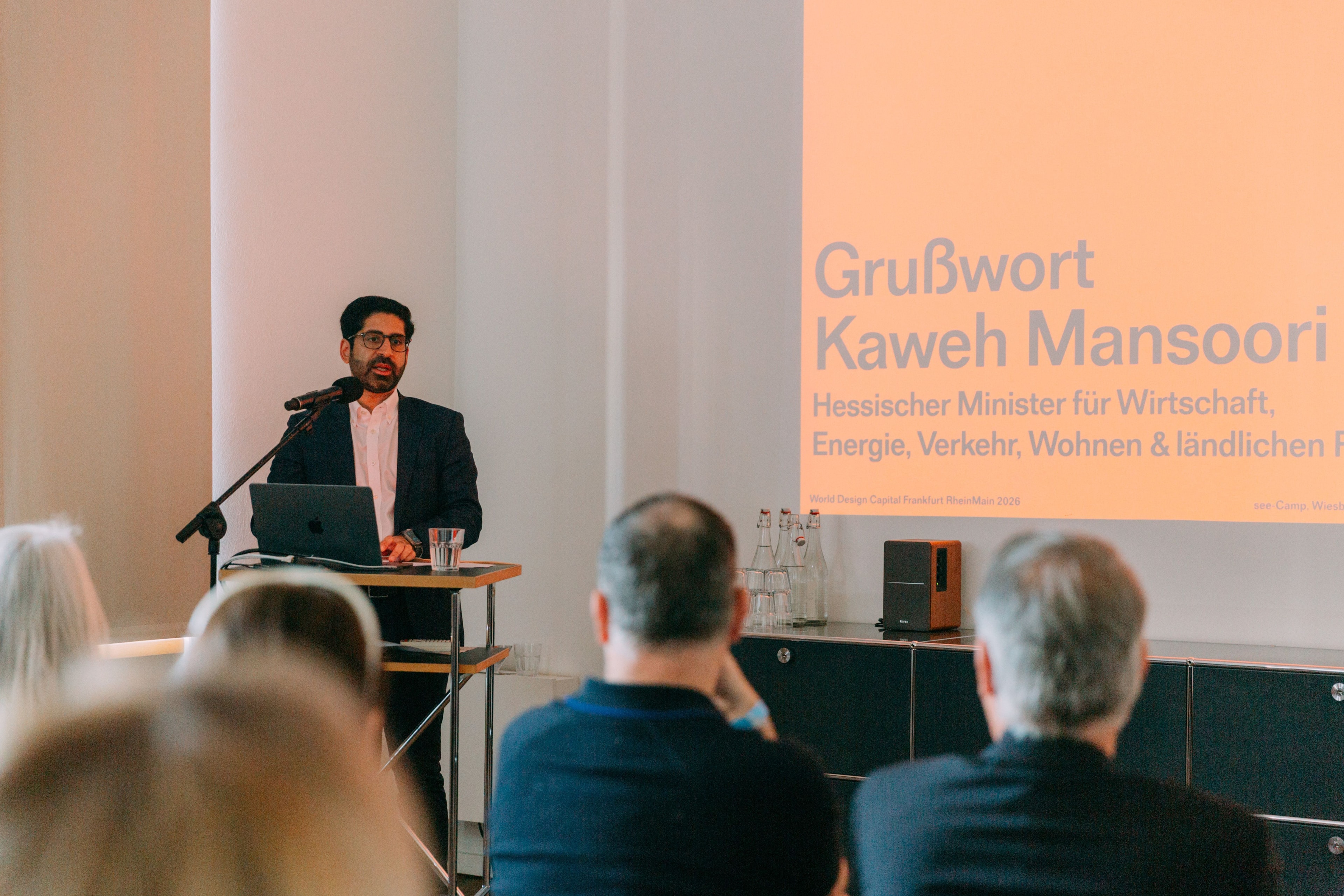 Minister Kaweh Mansoori am Rednerpult.