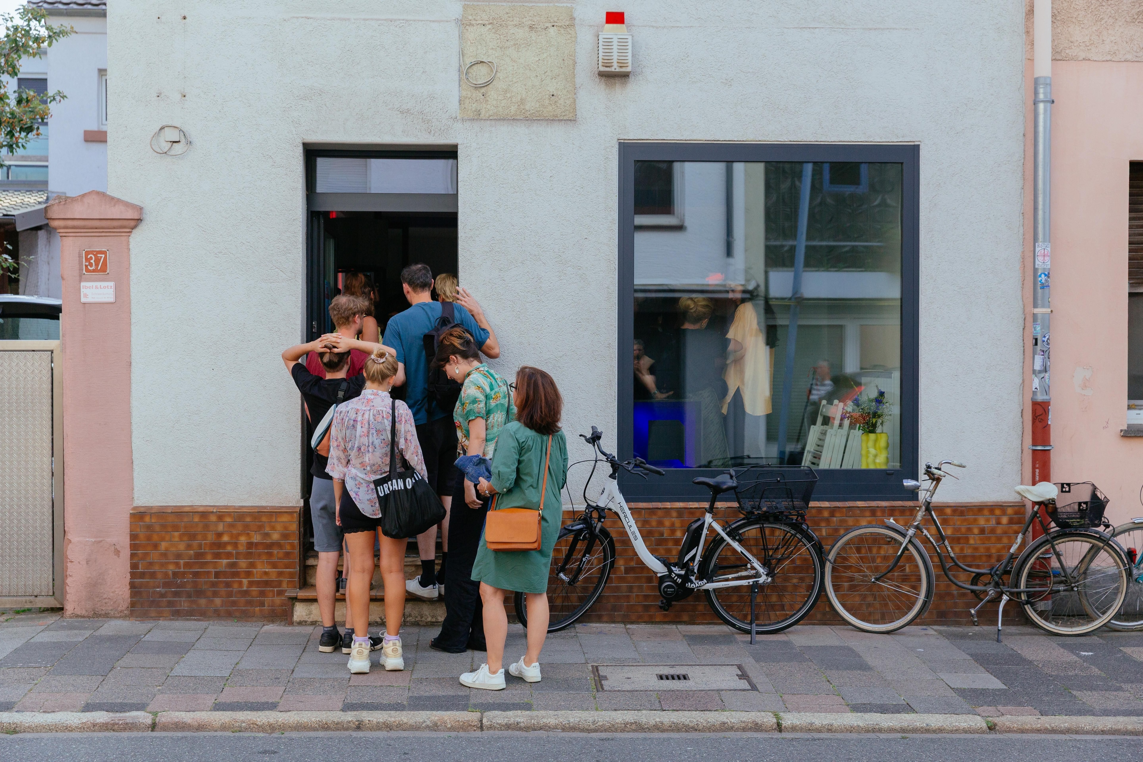 Menschen wollen zum WDC-Stammtisch