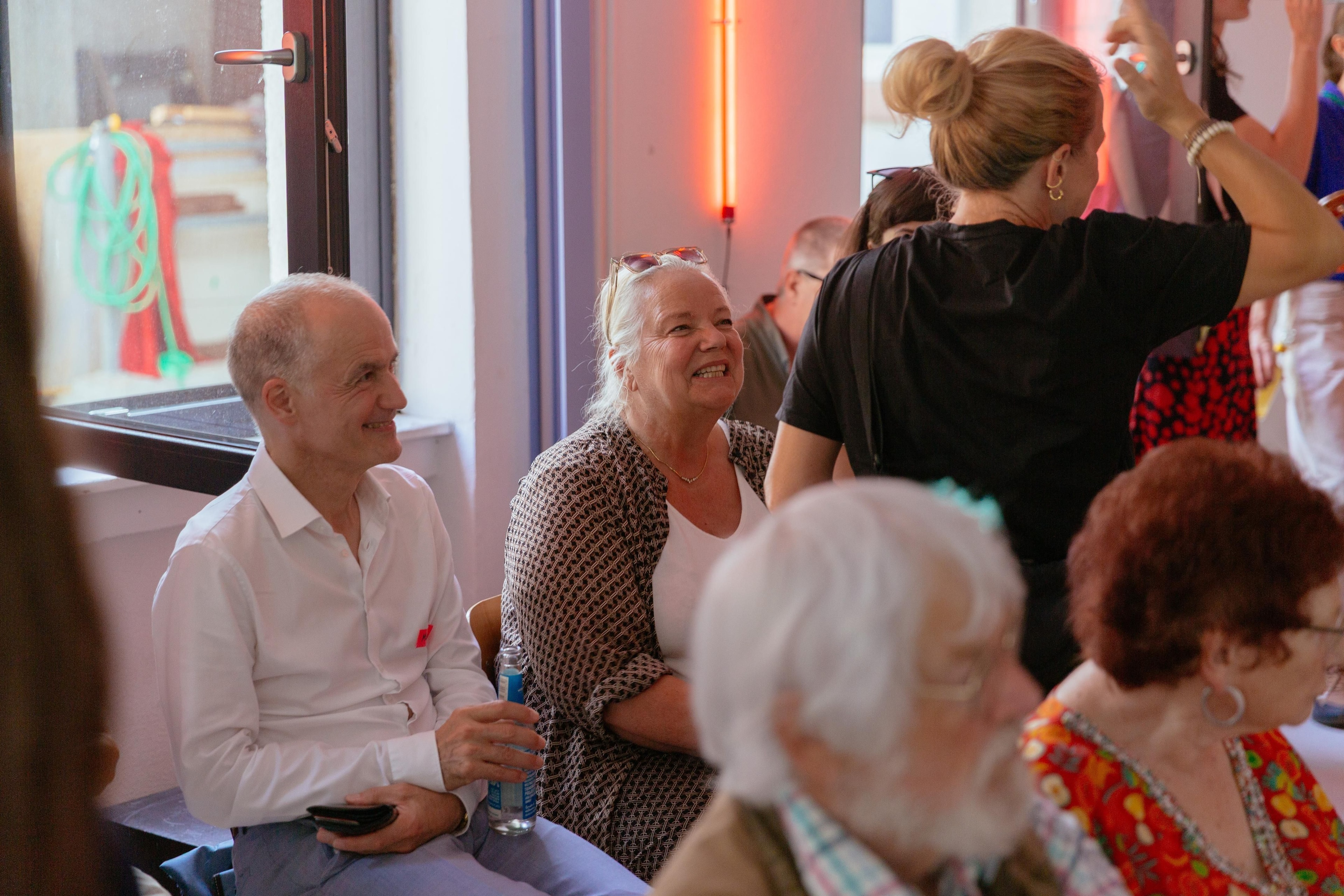 Menschen unterhalten sich auf dem WDC Stammtisch in Darmstadt