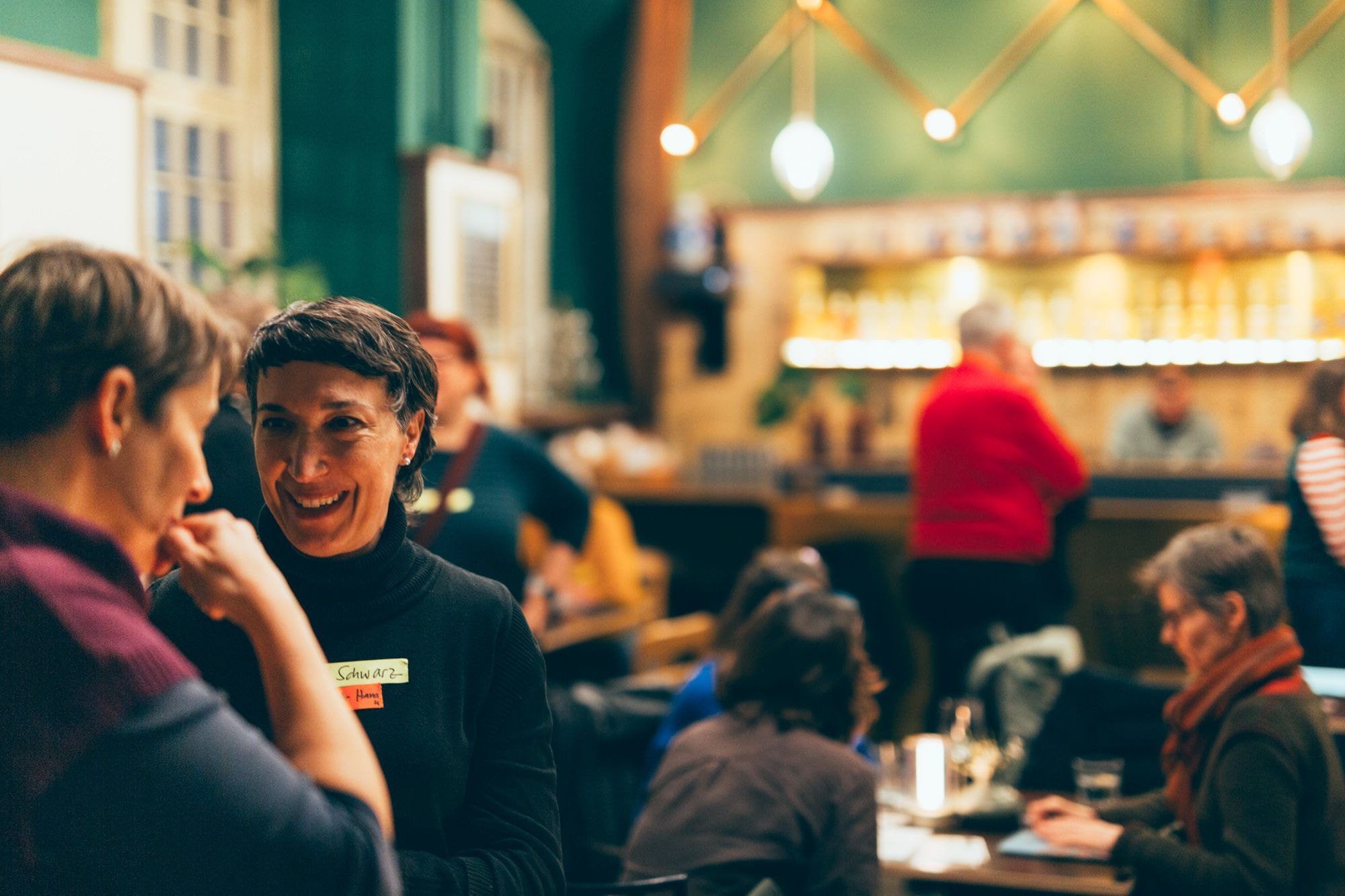 Foto von Menschen beim Gespräch in der Kanzlei-Kneipe Hanau