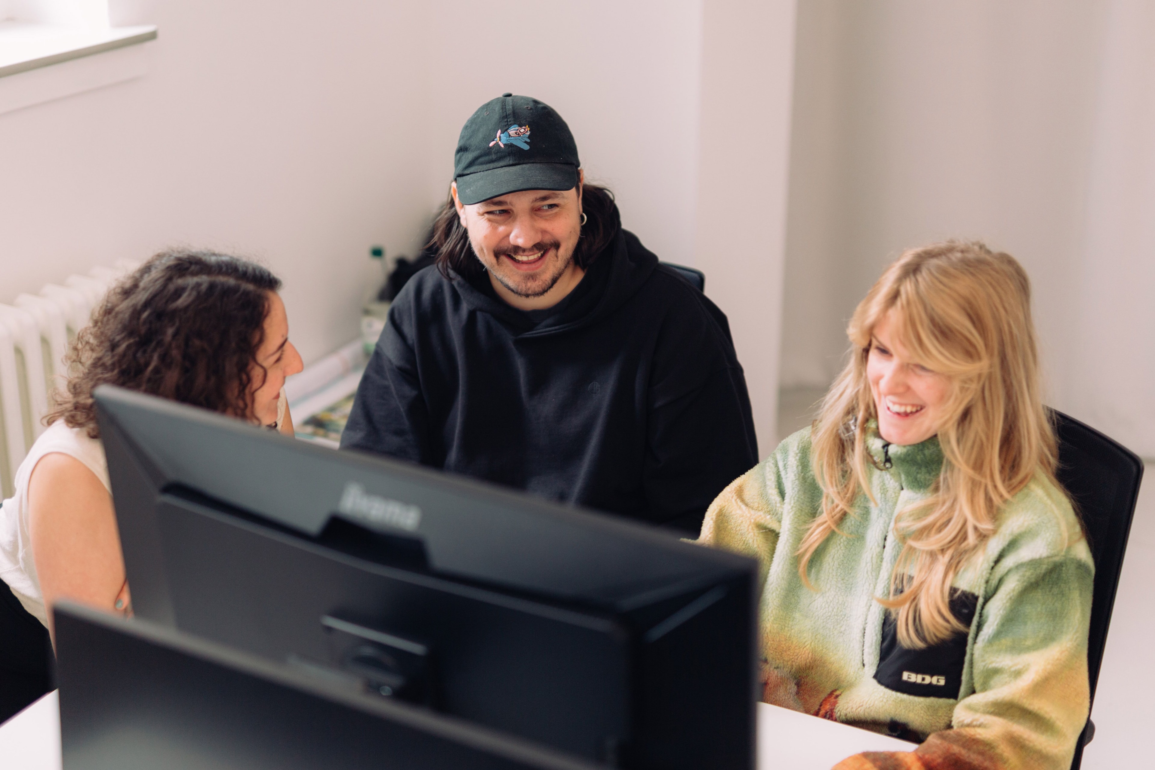 Foto von Mitarbeiter*innen des WDC im Projektbüro