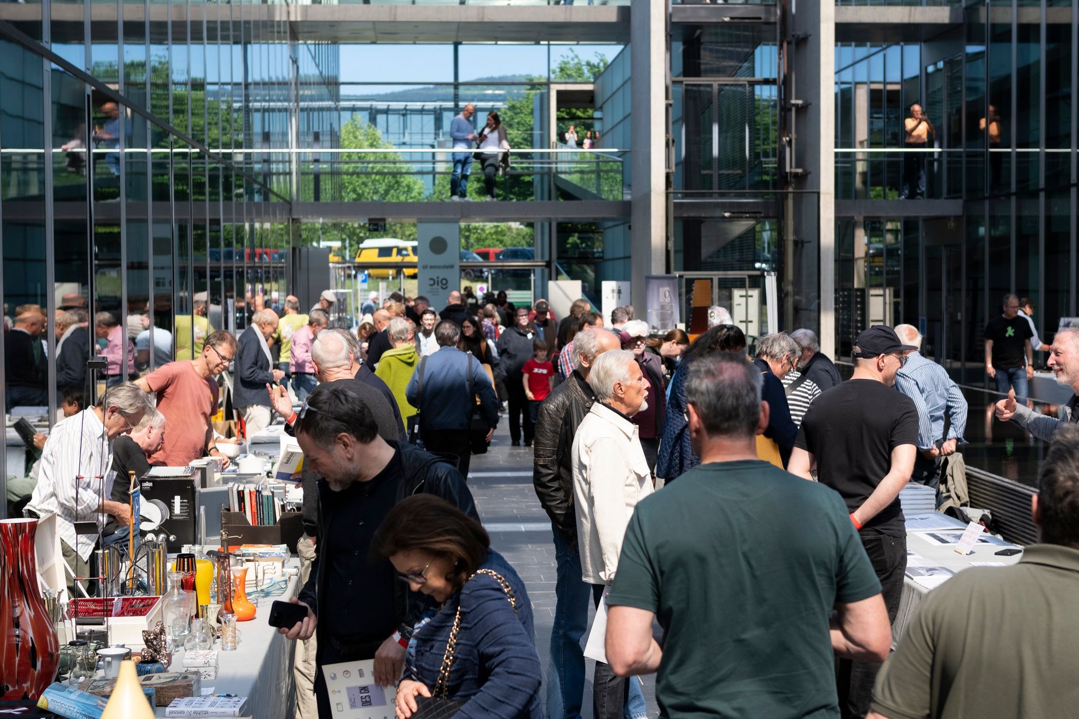 Menschen stehen vor verschiedenen Ständen 