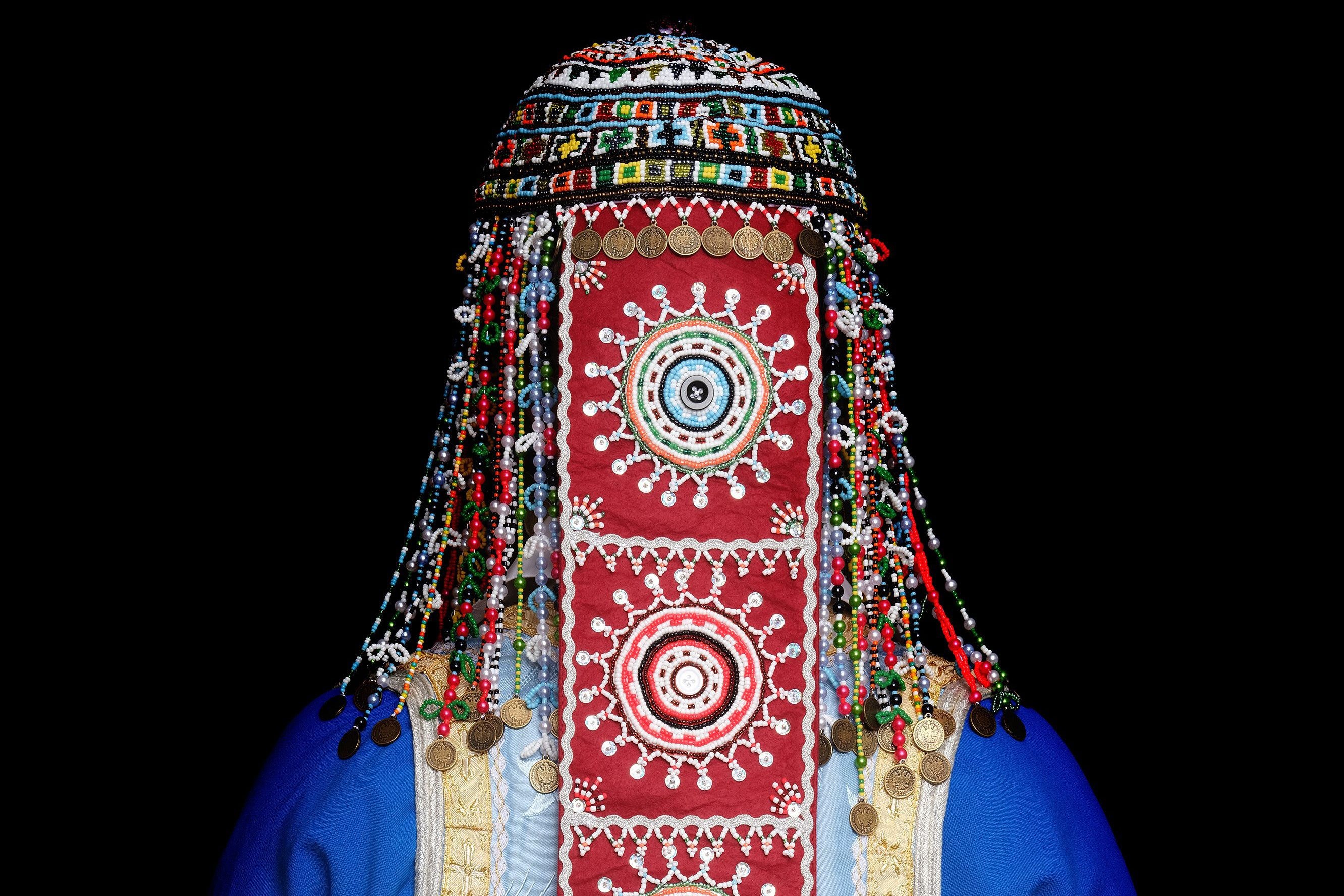 Eine Frau in traditioneller Tracht