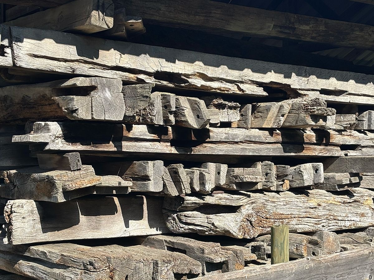 Blick auf einen Stapel alter Holzbalken 