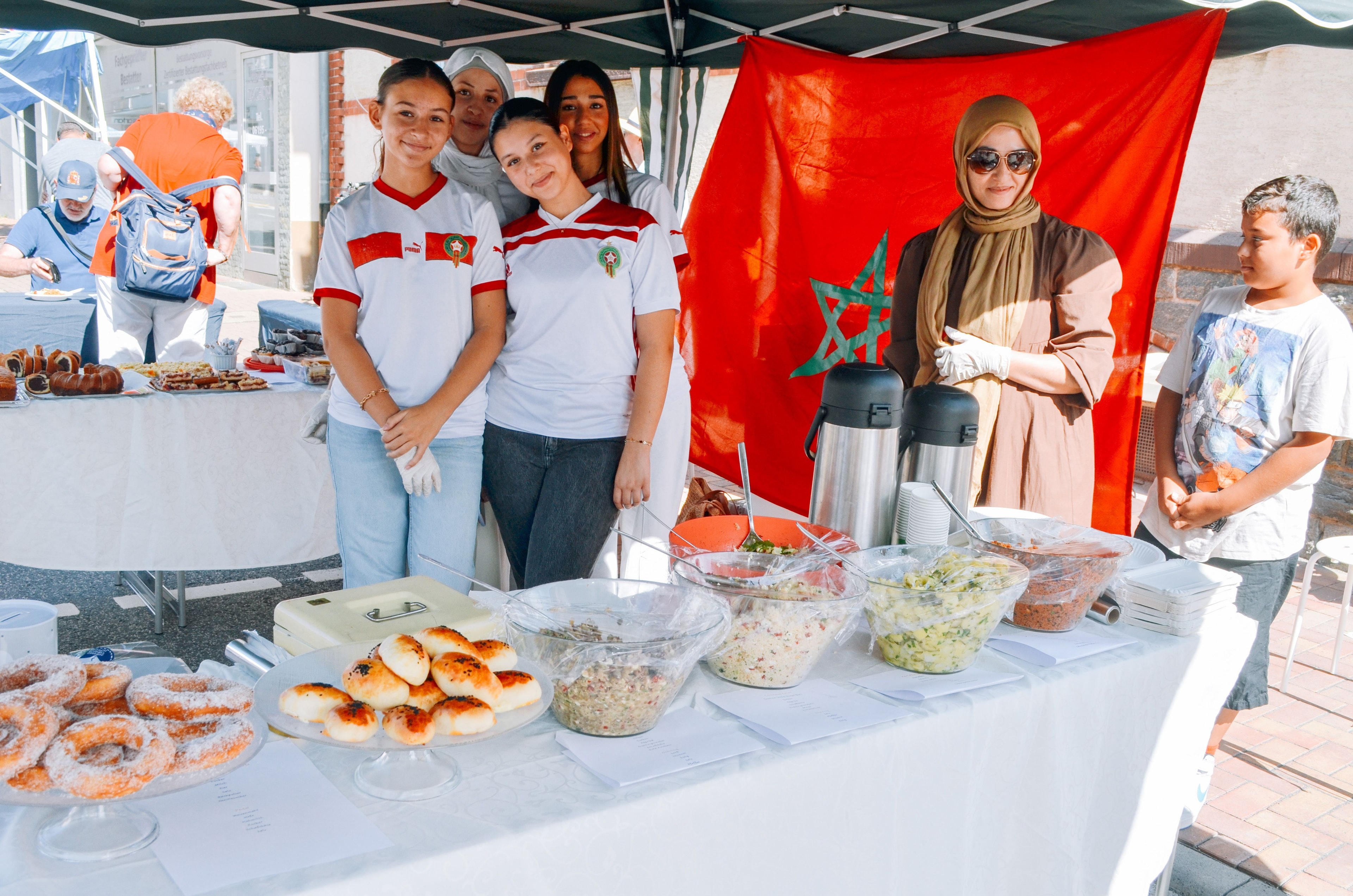 Personen hinter einen Stand, der marrokanisches Essen verkauft